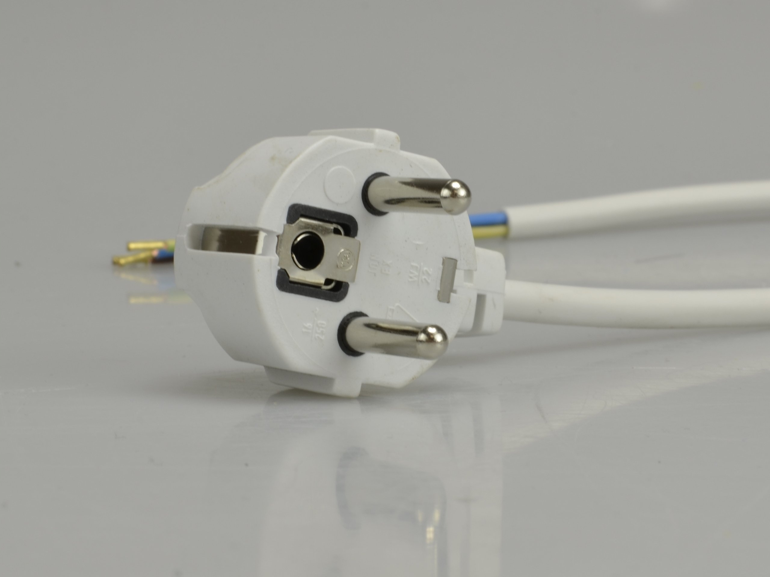 Przewód kabel z wtyczką kątową SPZ biały 3x1 3m Kształt przewodu Okrągły