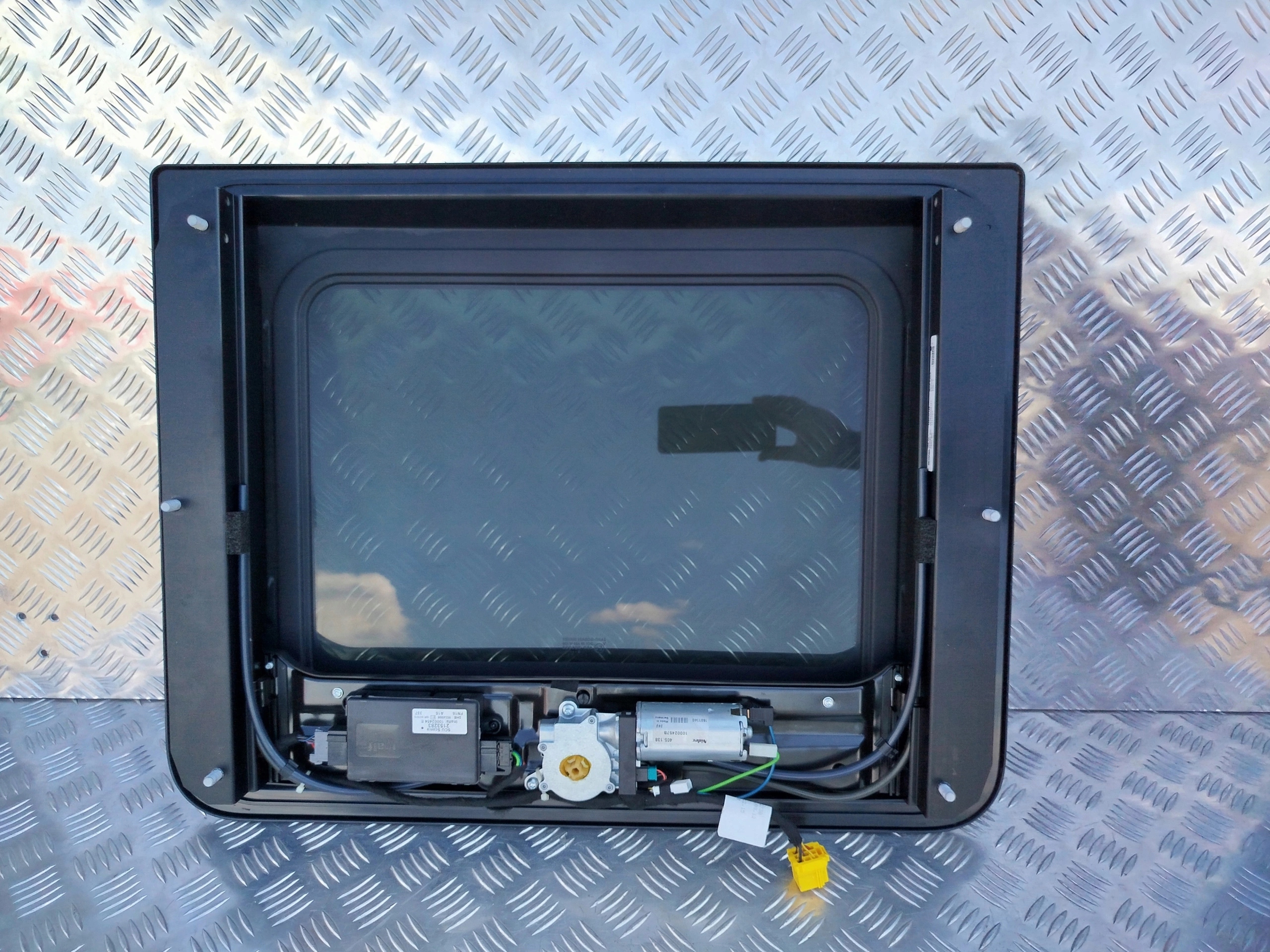 SZYBERDACH ELEKTRYCZNY SCANIA R STREAMLINE Producent części Scania OE