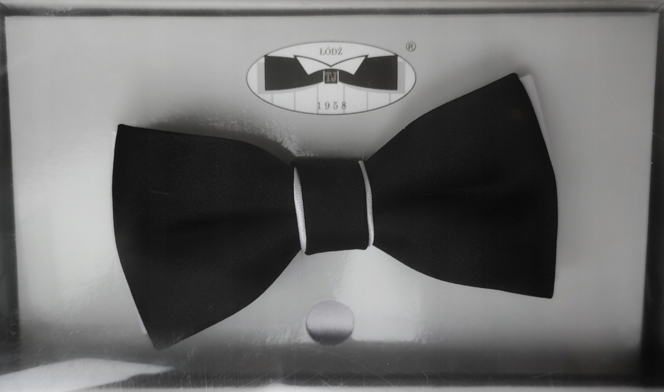 Muszka czarno-biała wizytowa, komunia