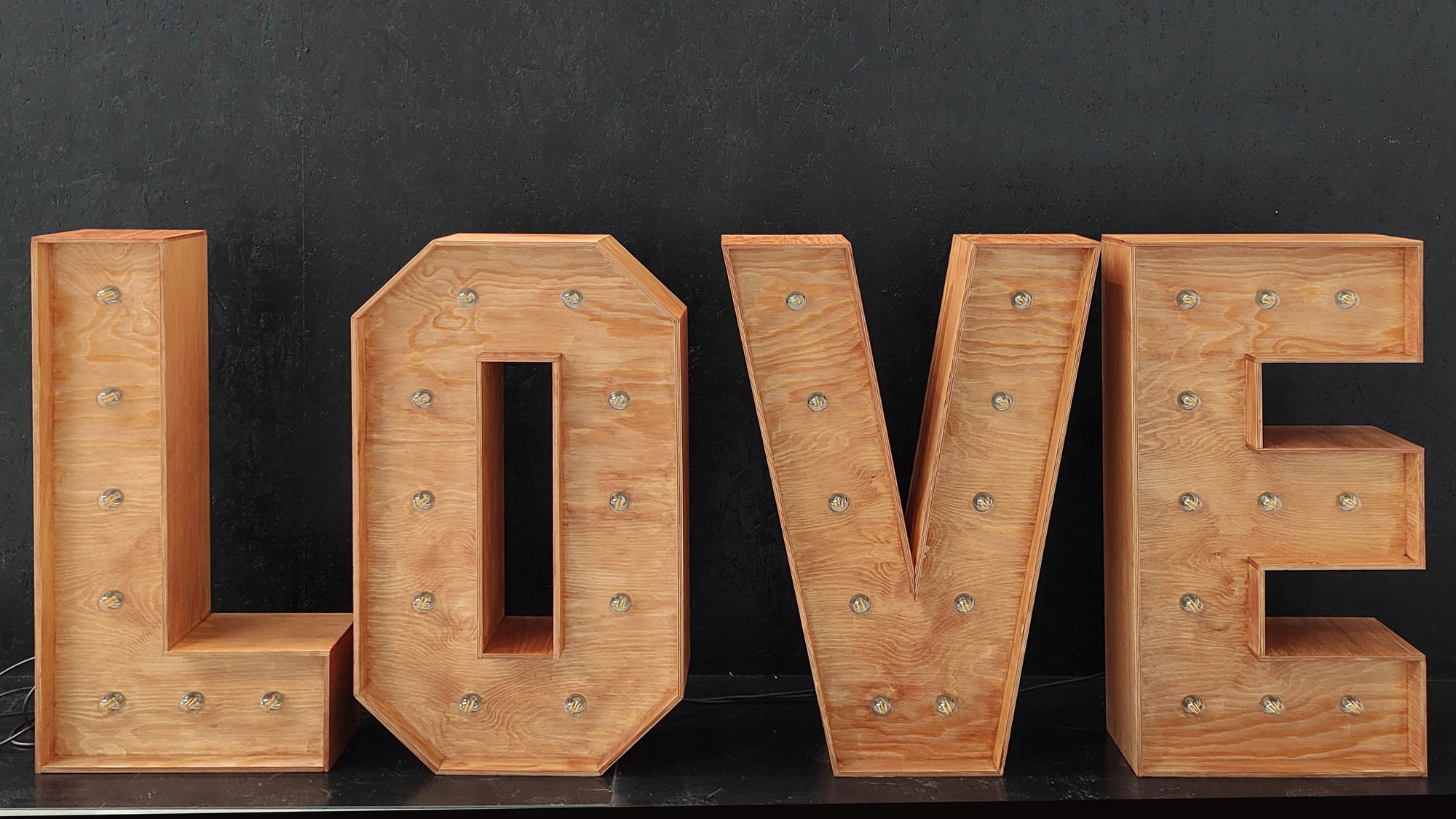 Drewniany napis LOVE z żarówkami na wesele 120cm Kolor dominujący beże i brązy