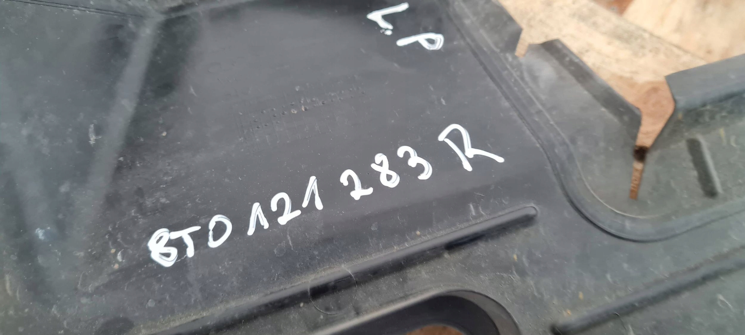 A5 8T LIFT air duct air line left left front 8T0121283R