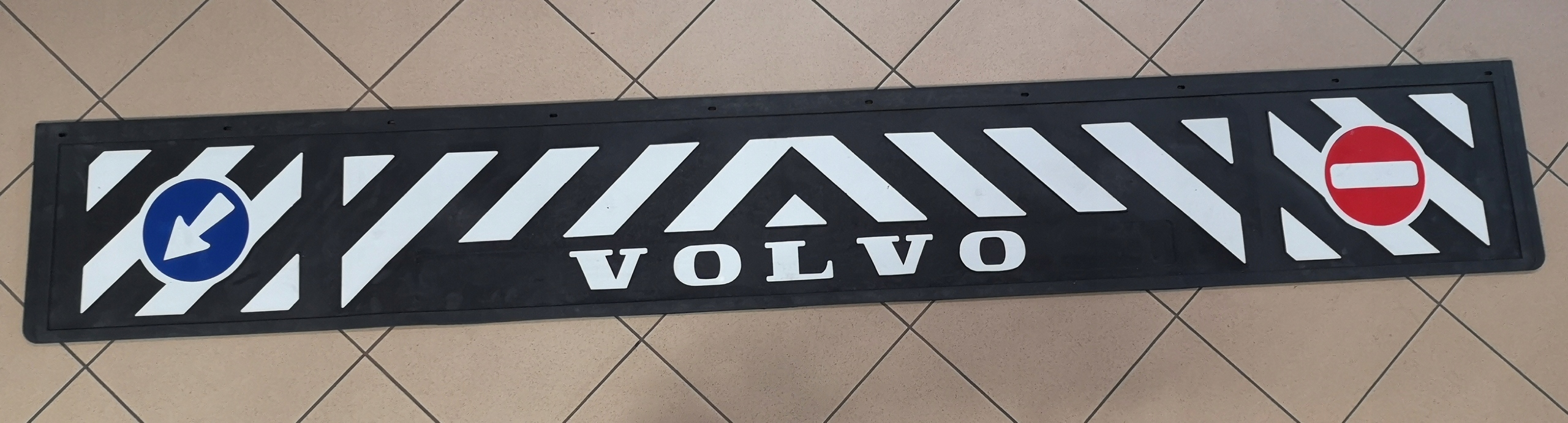 Chlapacz naczepy przyczepy VOLVO czarny tłoczony EAN (GTIN) 5901012764957