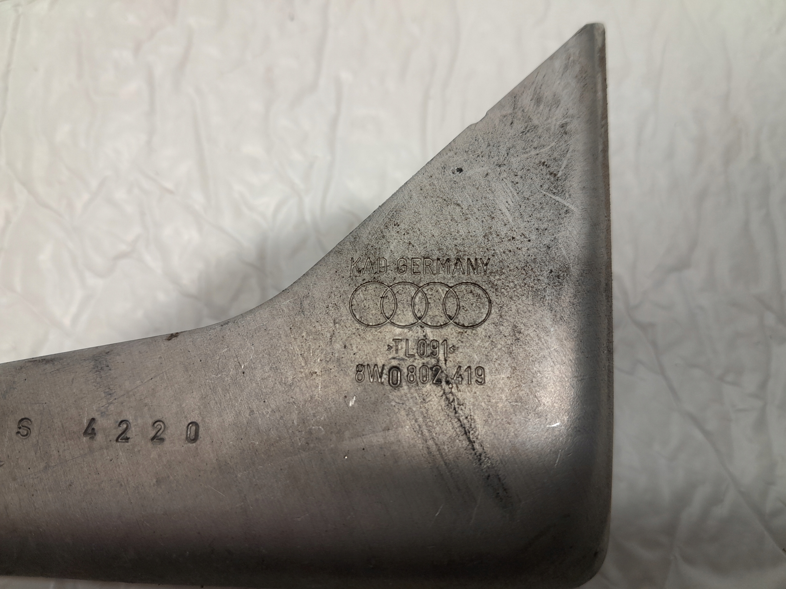 AUDI A4 B9 LIFT Berline Support plaque Console Gauche Arrière 8W0802419