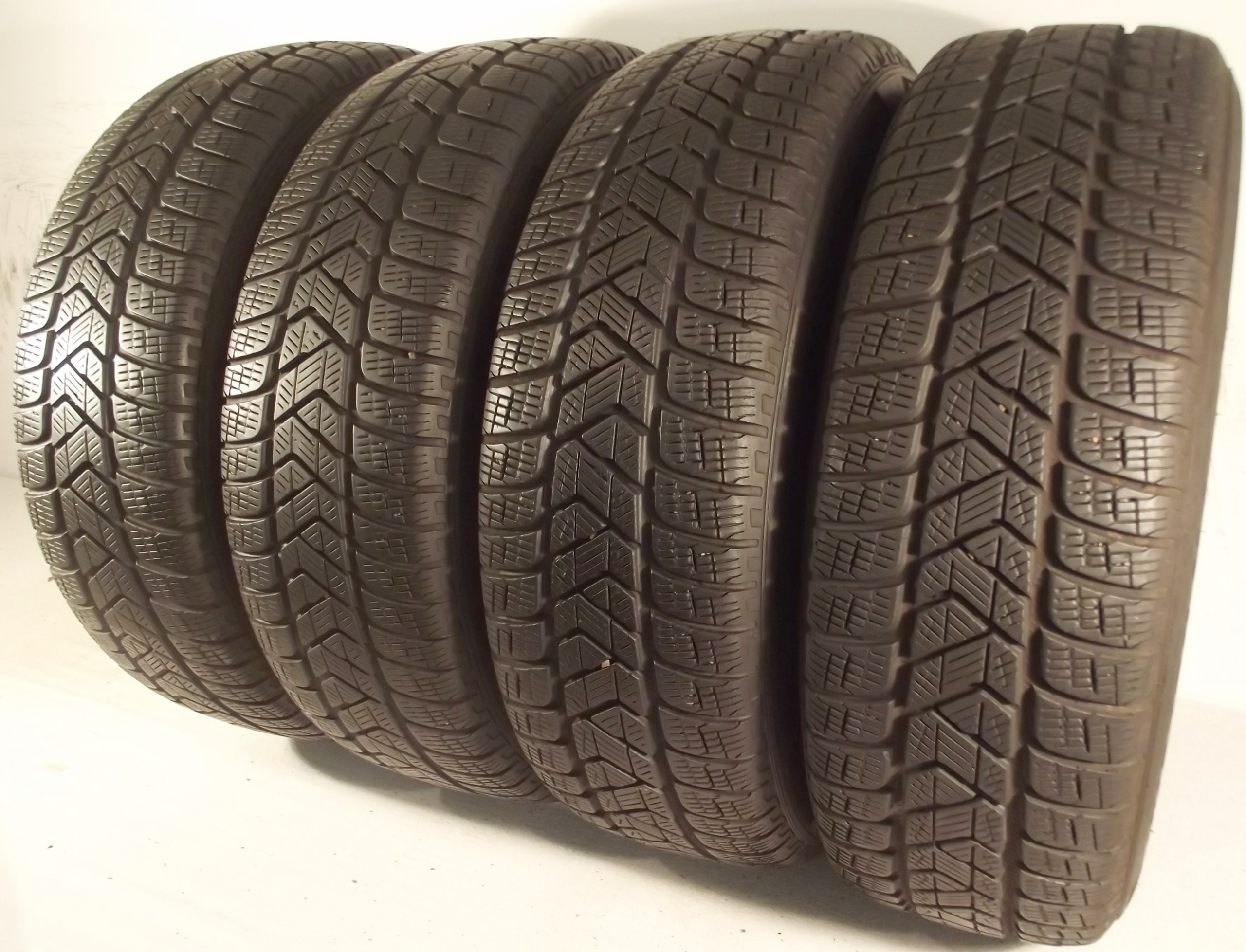 Зимові шини 215 / 60R17 Pirelli SCORPION WINTER 6mm