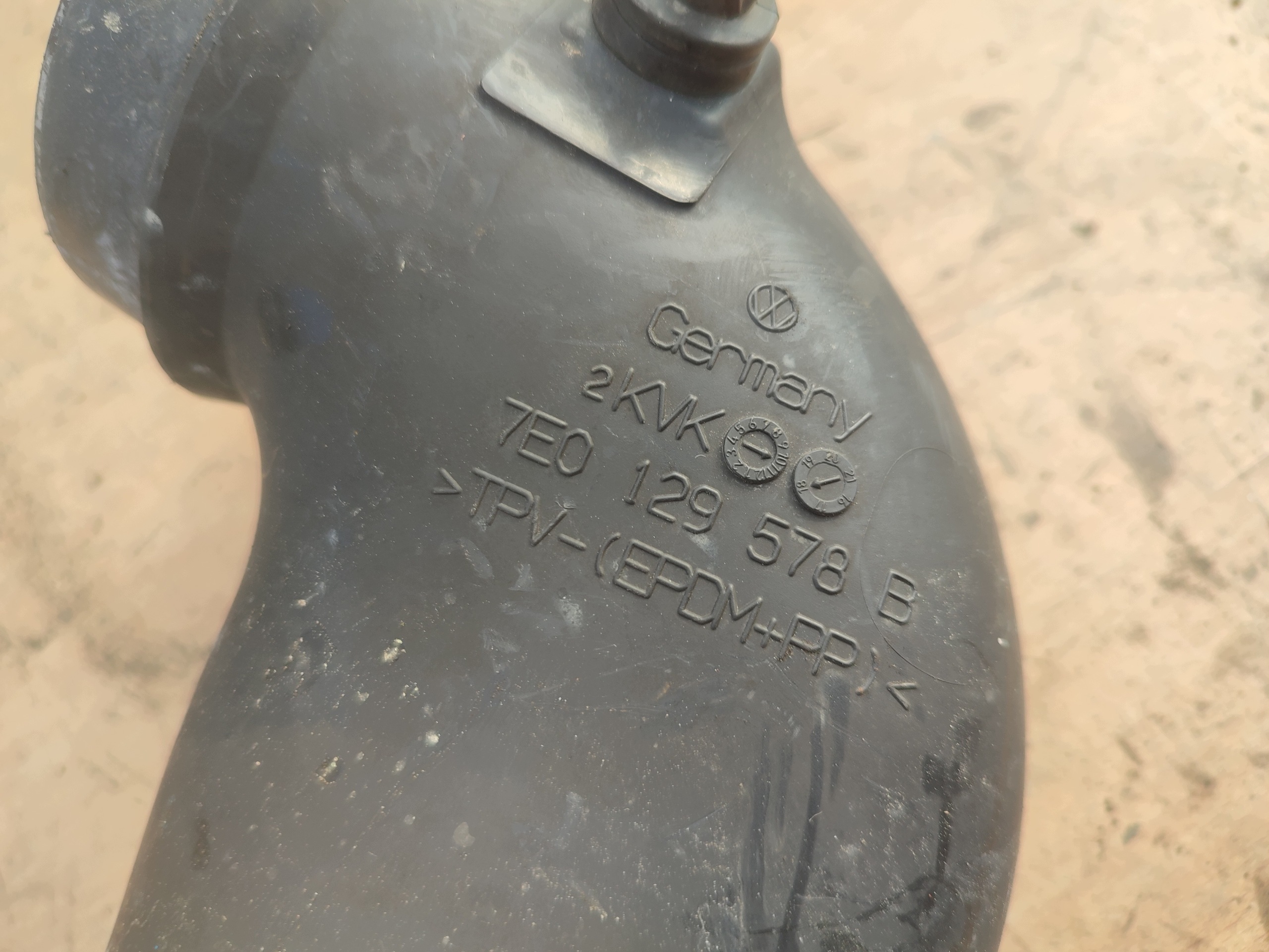 pipe tube air duct VW T6 MULTIVAN 2.0 TDI 7E0129578B