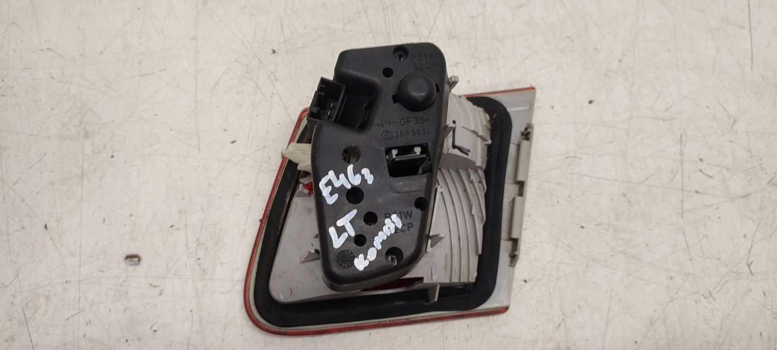 light rear part rear left to the bonnet BMW E46 2,2 LIFT