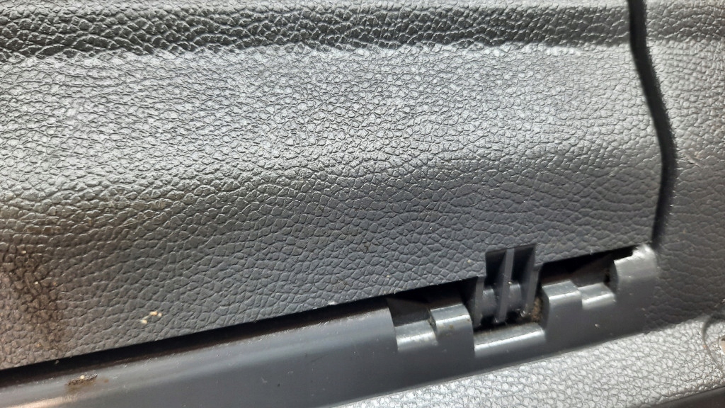 бардачок пассажира 1K1857290 vw Golf V 07R