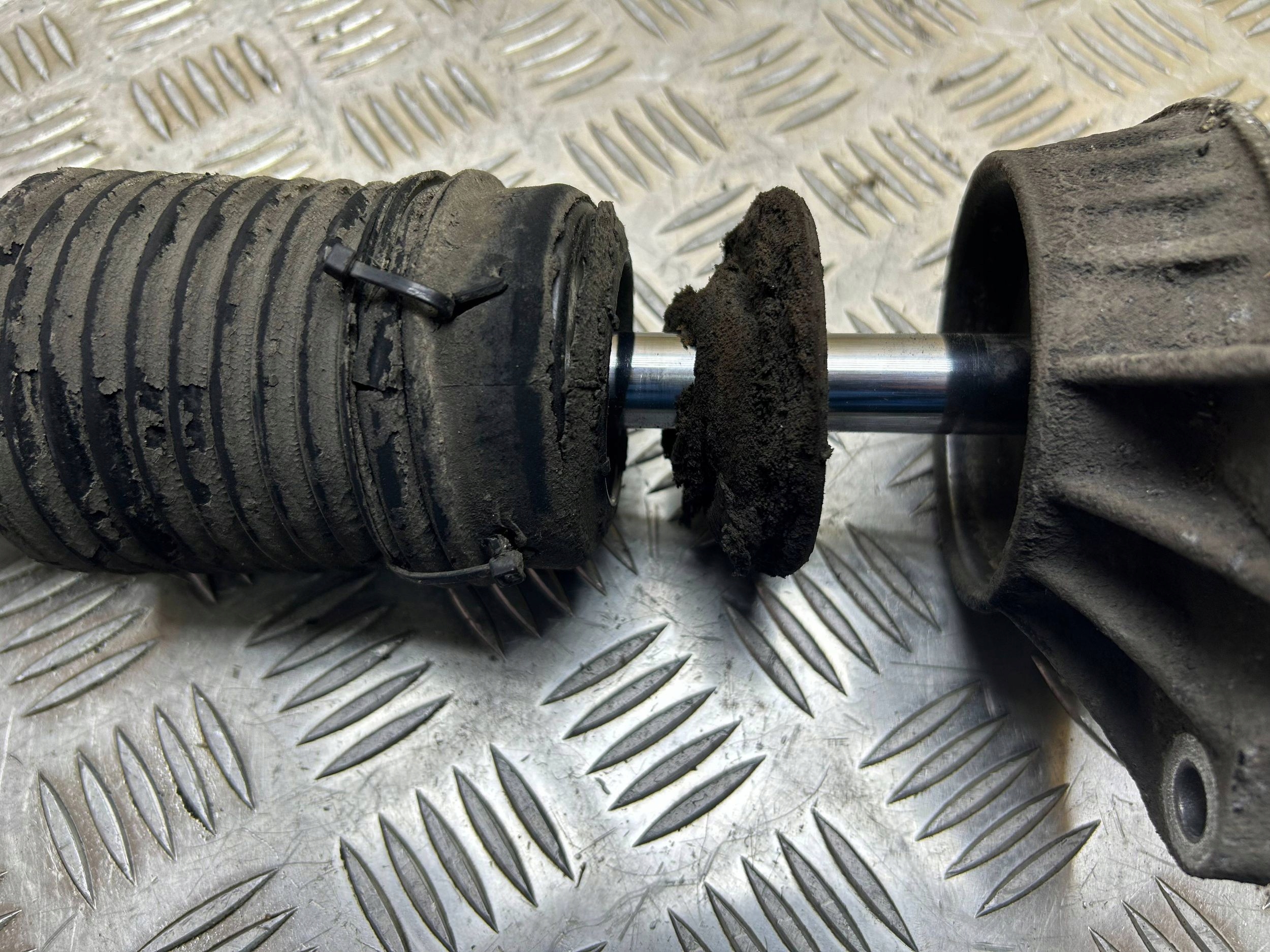 shock absorber rear BMW 5 F11 2011 6781682