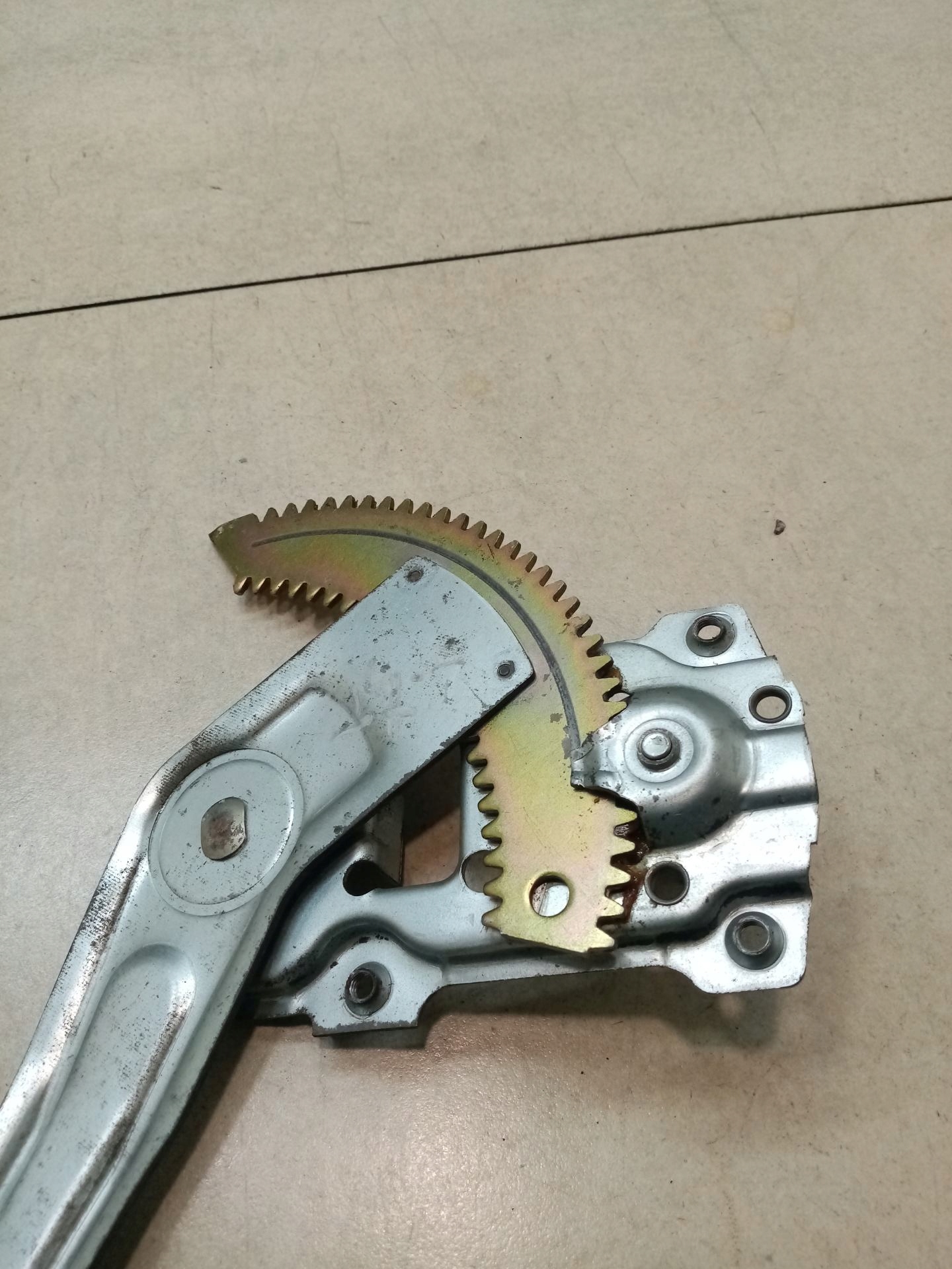 window regulator left rear part DAIHATSU CUORE VI