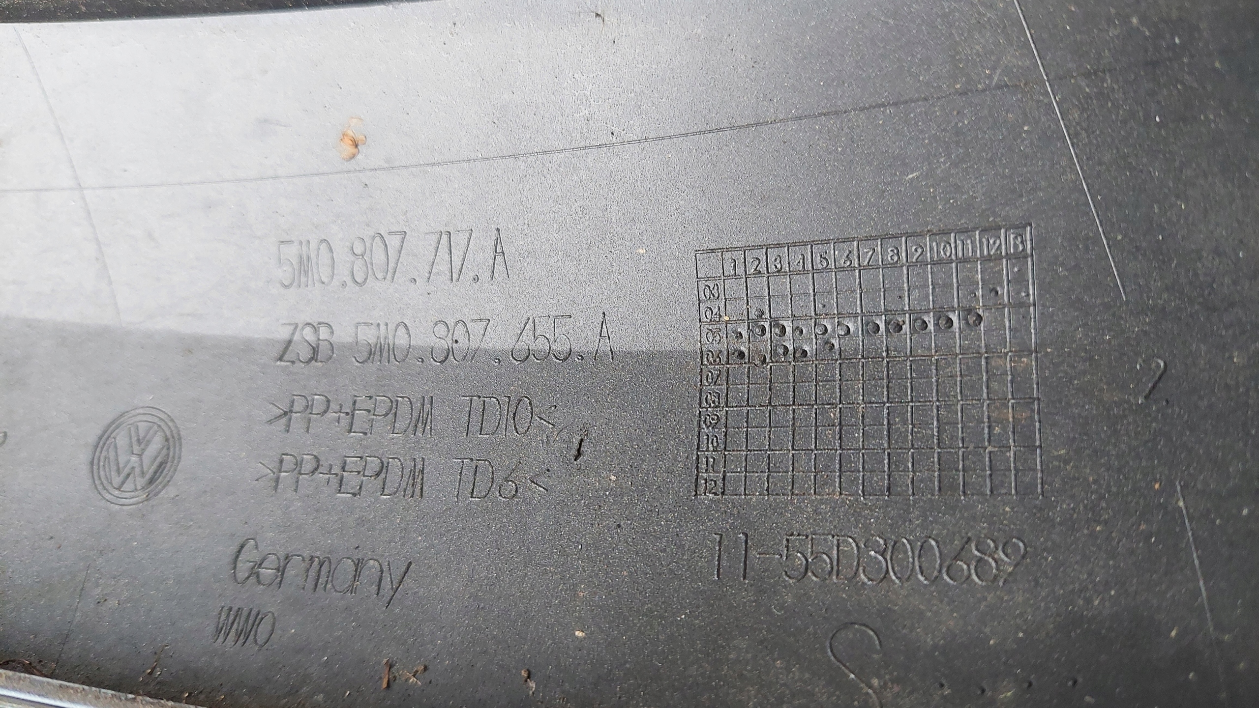 lišty předek KOMPLET VOLKSWAGEN GOLF 5 V plus 5M0807717A 5M0807718F
