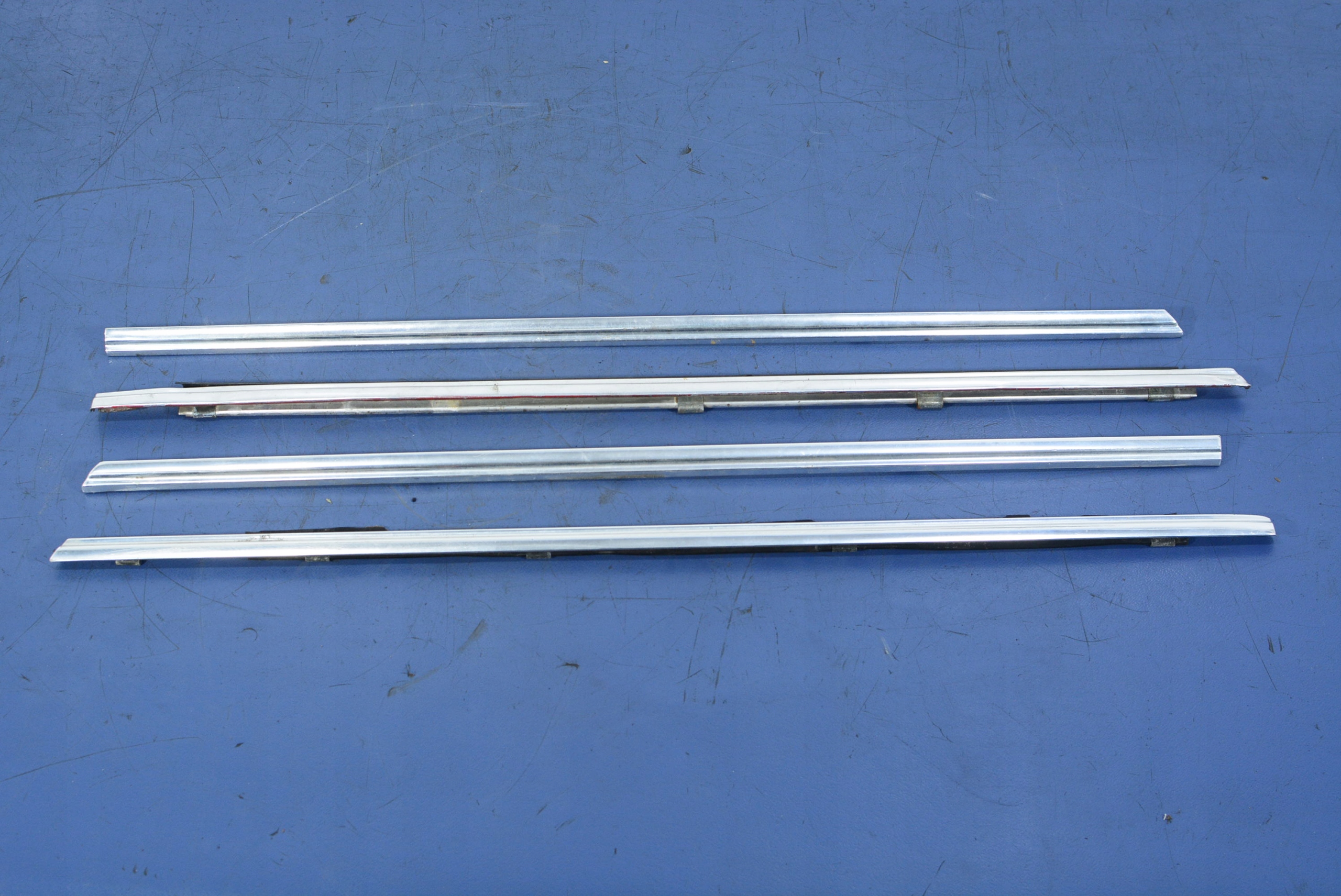 BMW 5 E12 декоративні молдинги двері в зборі