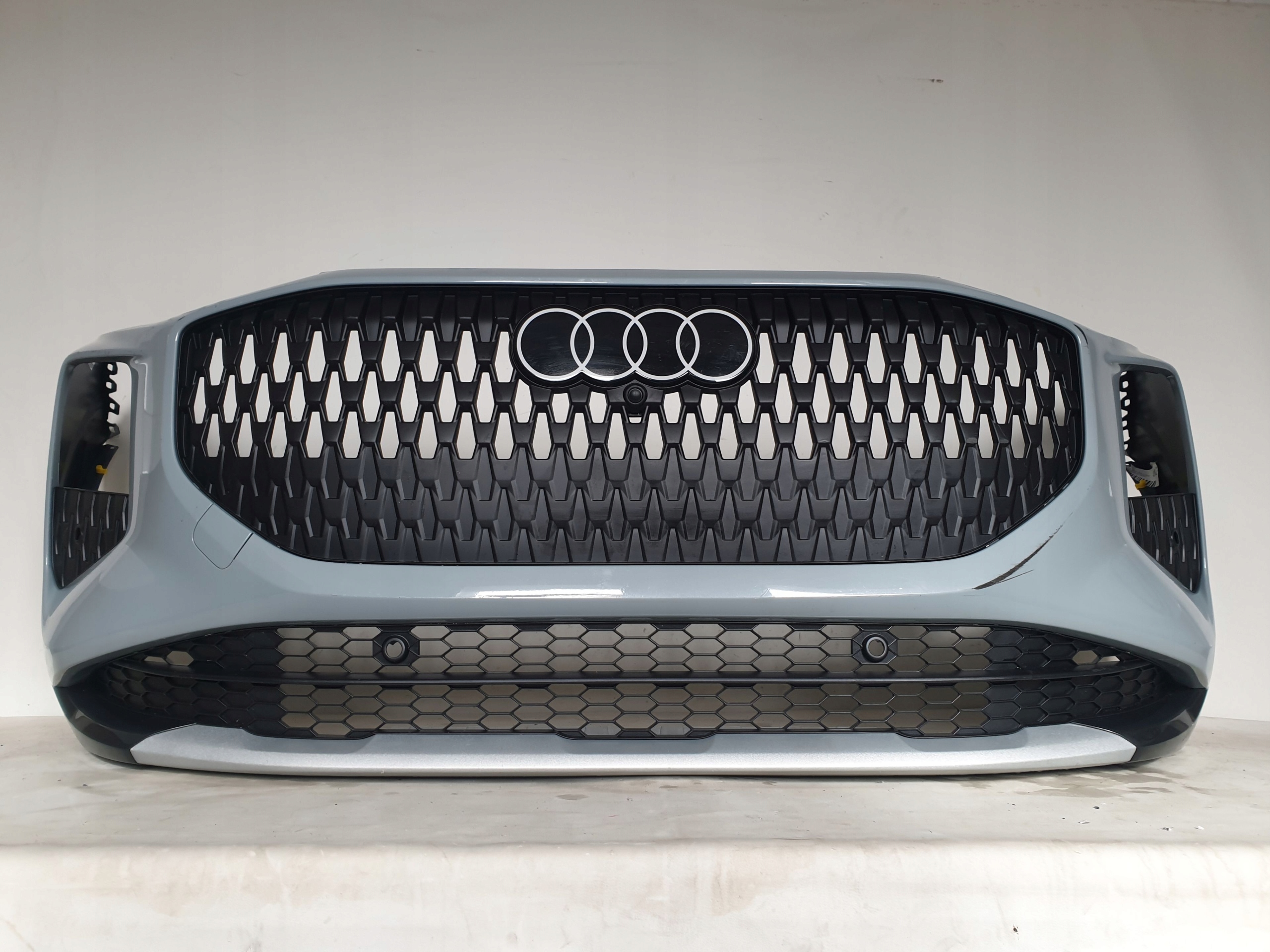 AUDI Q3 III 83H 25-> bumper front front 6 x PDC 83H807437