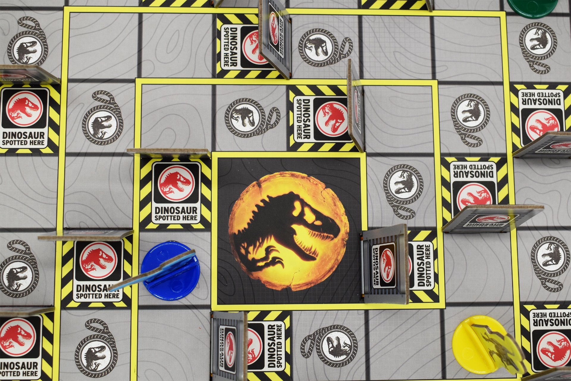 GRA PLANSZOWA JURASSIC WORLD Tracker Dinozaury Maksymalna liczba graczy 4