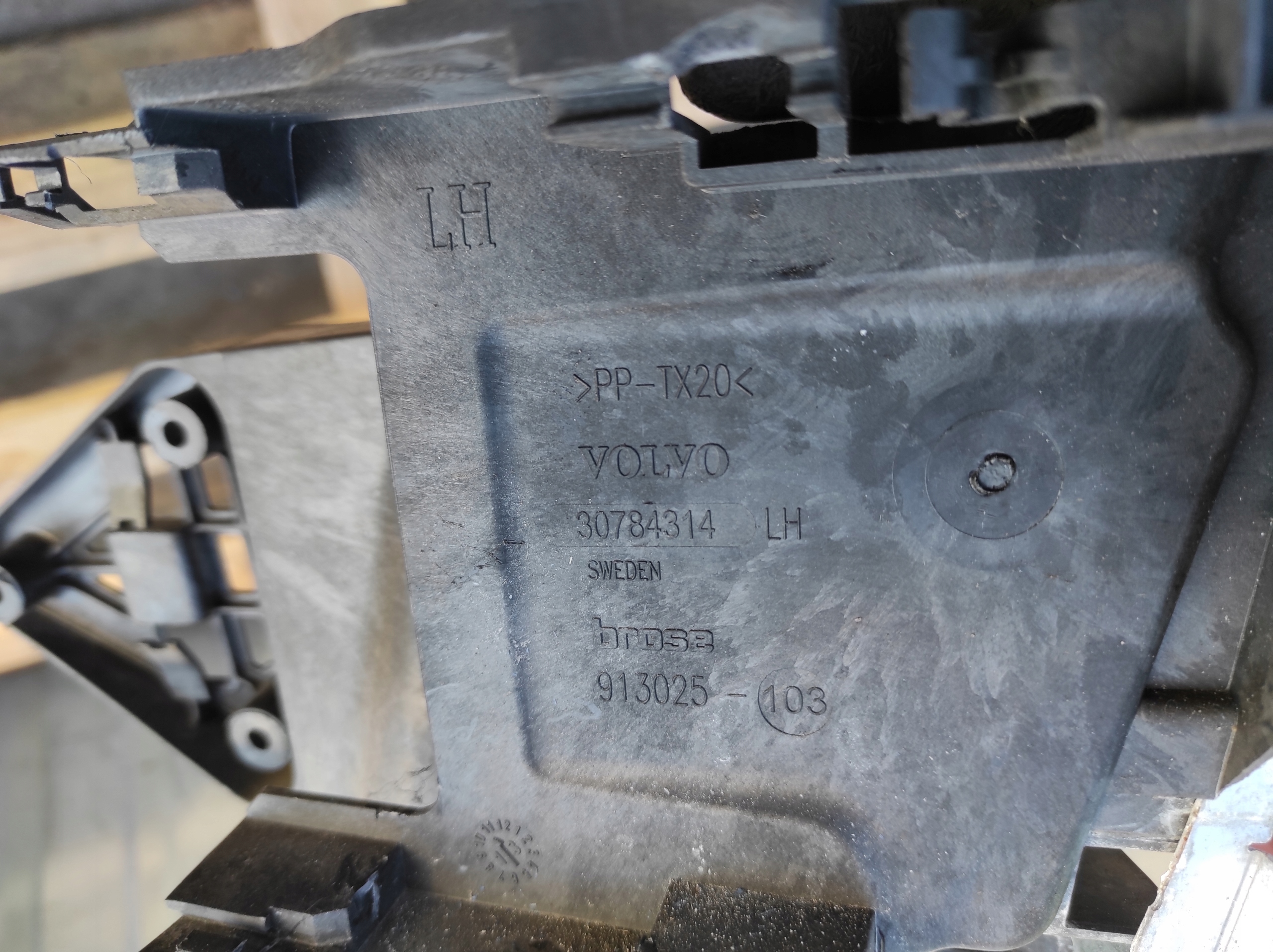 cover holder of a lock left front VOLVO V60 30784314
