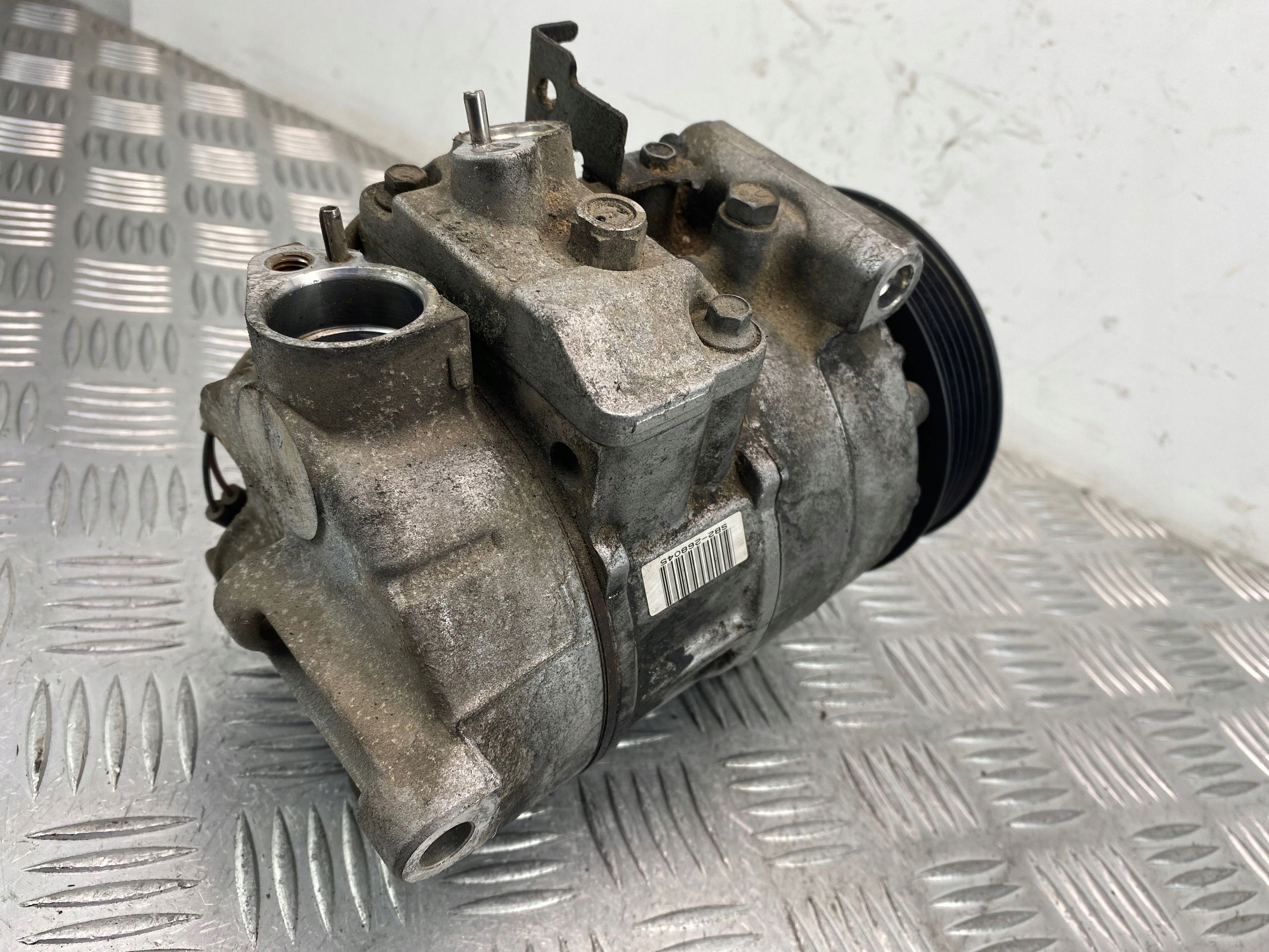 Mercedes E350 W212 compressor; compressor of the air conditioning A0008302100