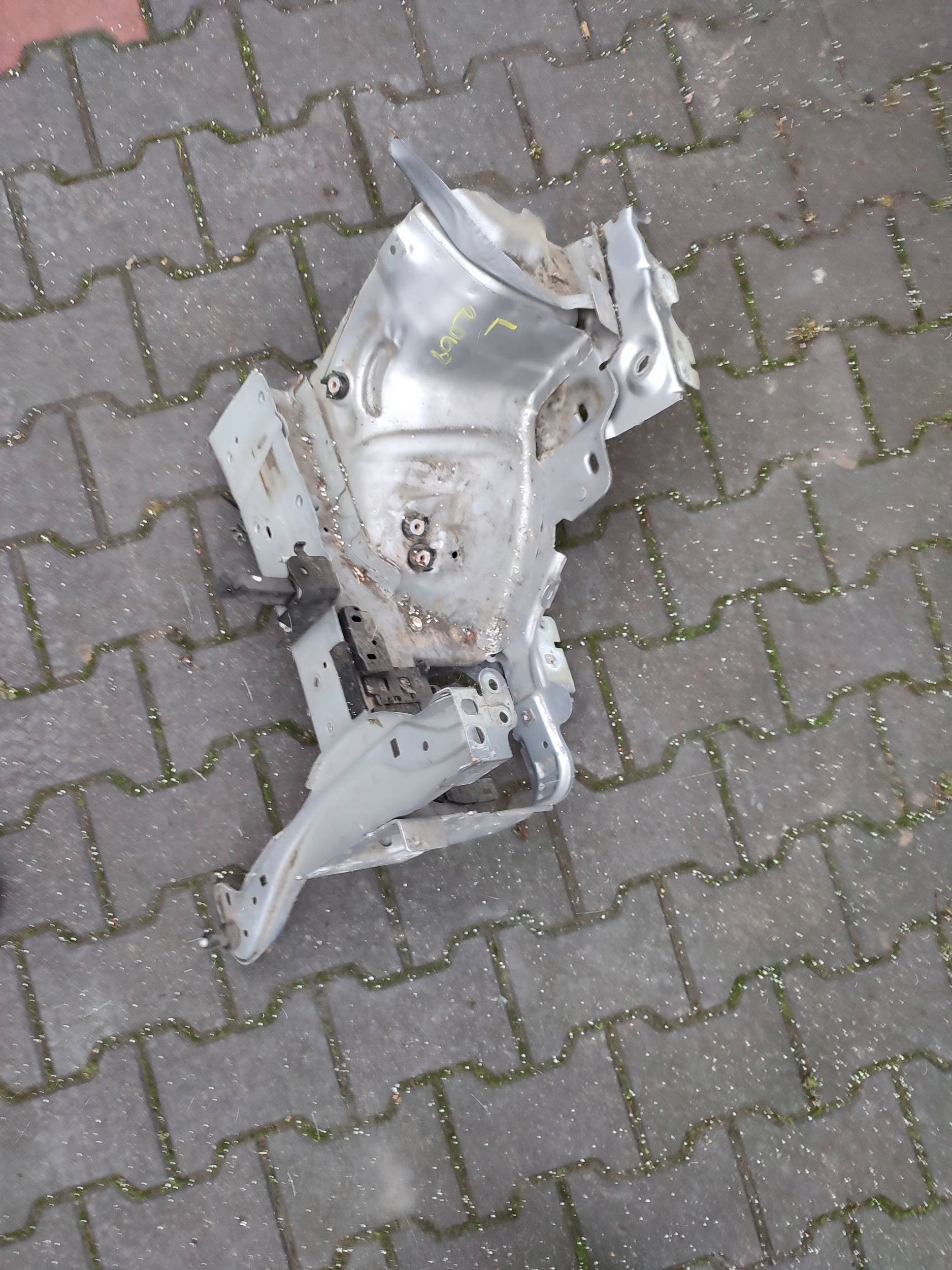 Peugeot 2008 and 2018 left side quarter front