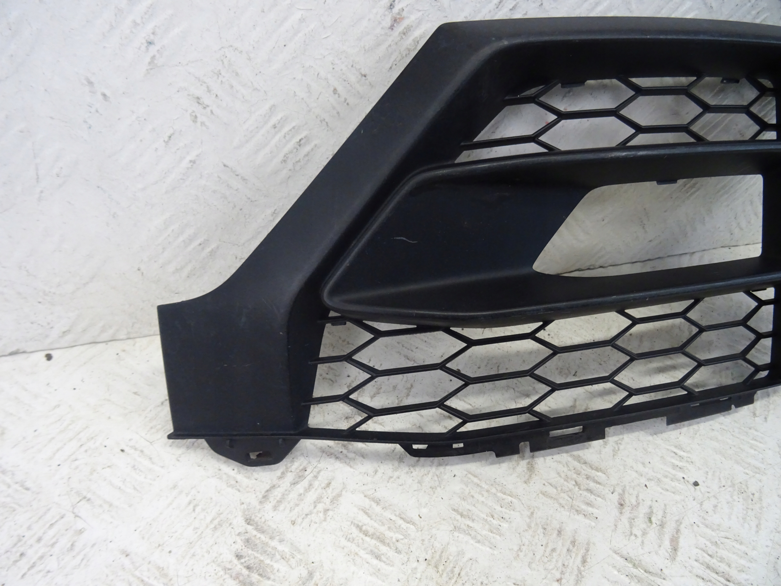 grid of a bumper front front left AUDI Q2 S-LINE 81A807681C