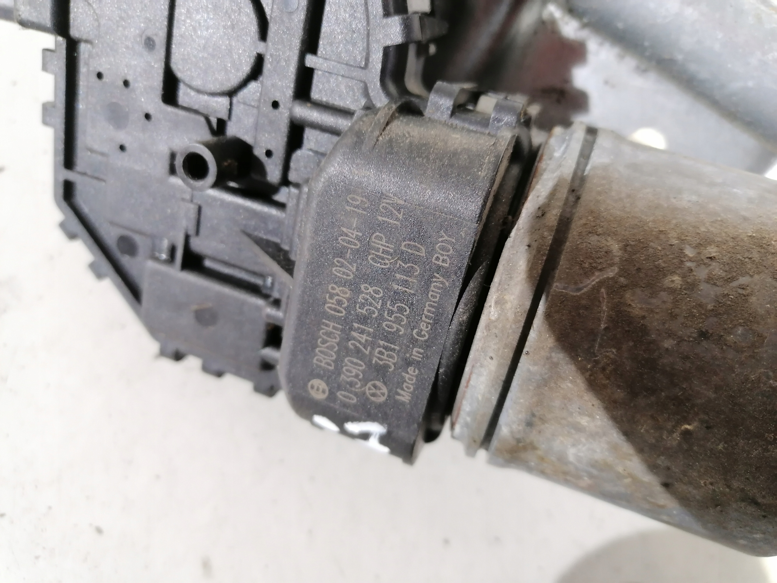 Skoda Superb and wiper mechanism front