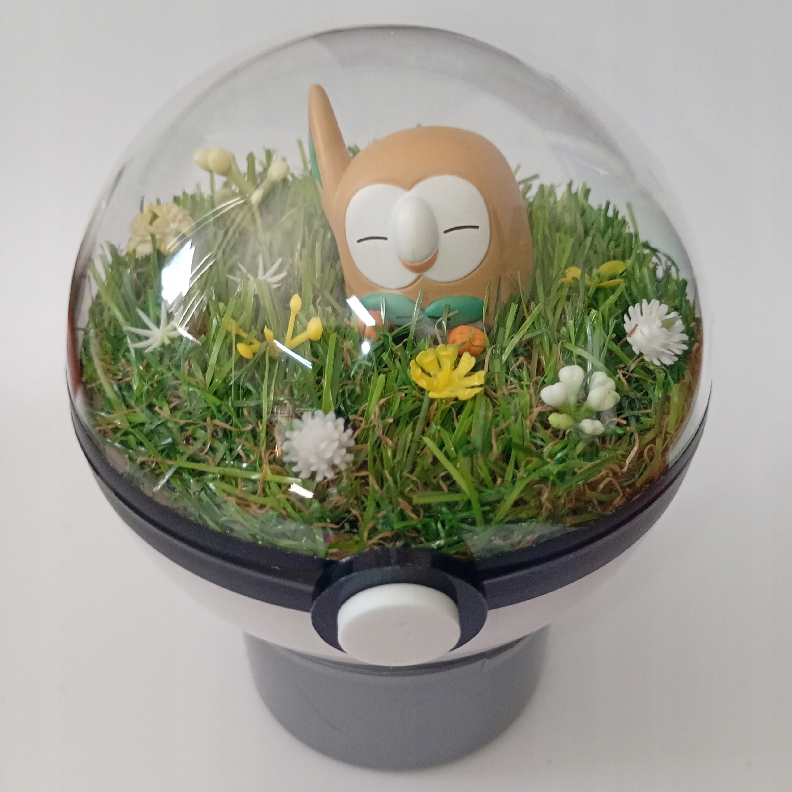 Rowlet – Pokéball Terárium, Unikátní Ručně Vyrobené Diorama Pokémon, 10 CM