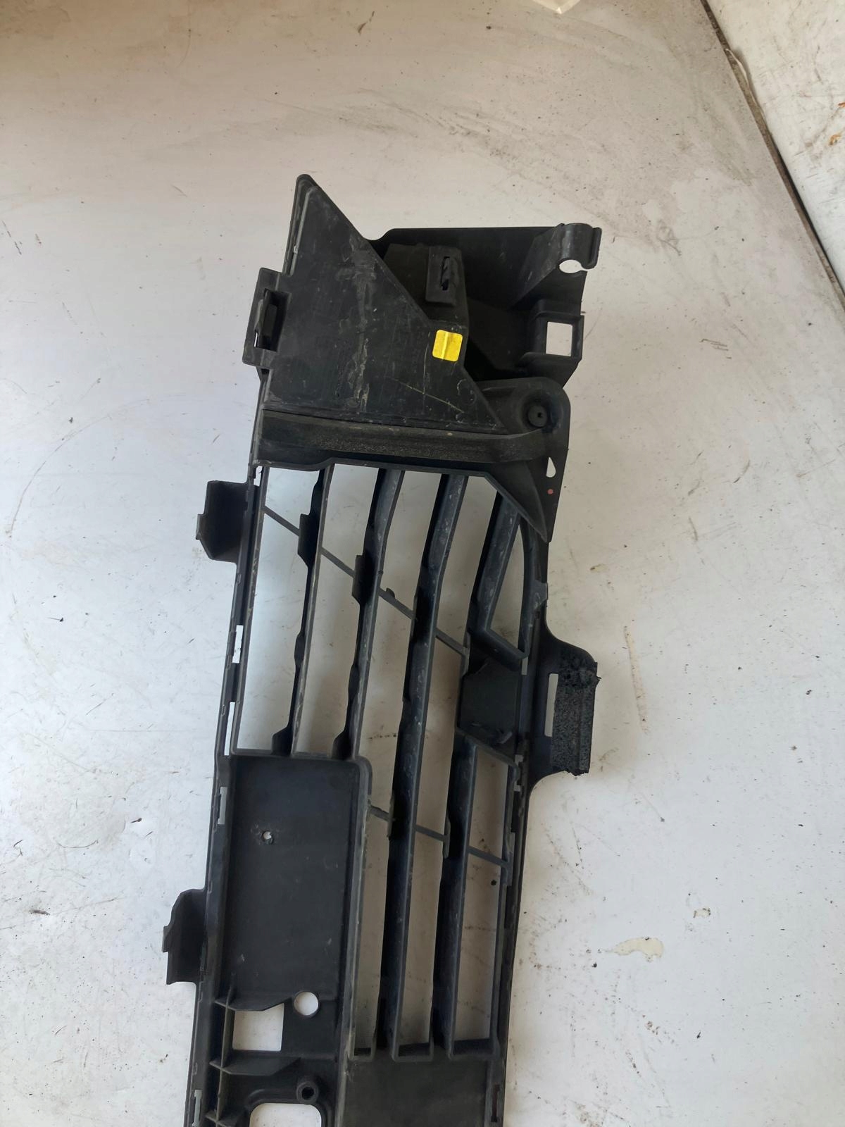 grid central of a bumper front RENAULT CLIO V 622546955R