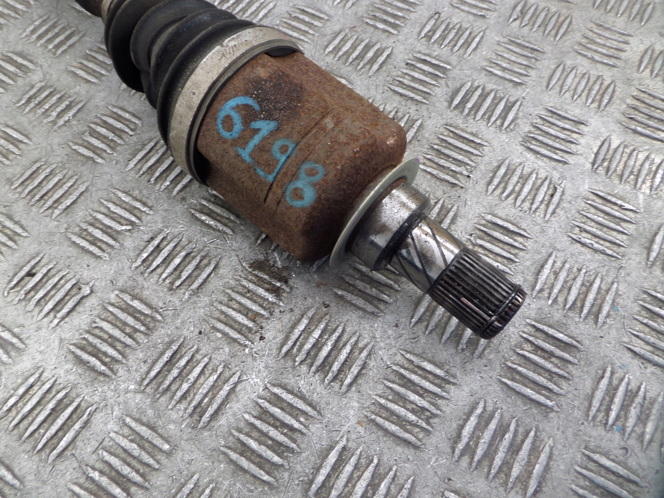 RENAULT CAPTUR and 1.2 TCE AUTOMAT 2013- semi-axis left 391010433R