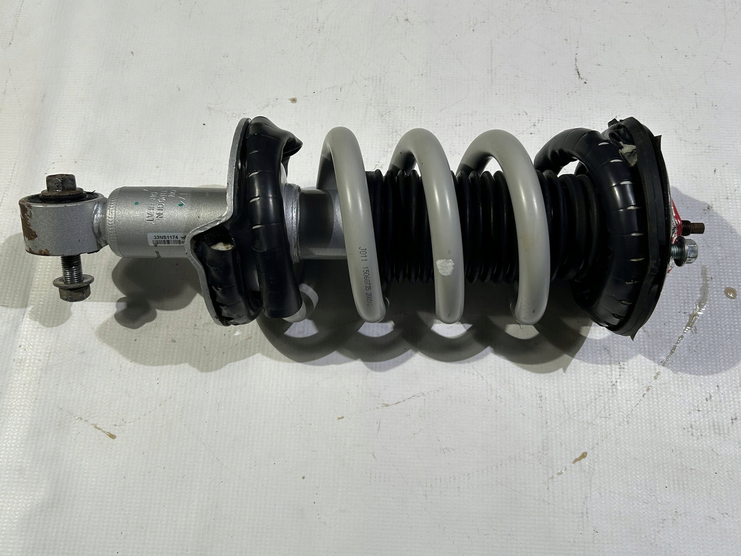 shock absorber front front right Nissan Titan 2016r