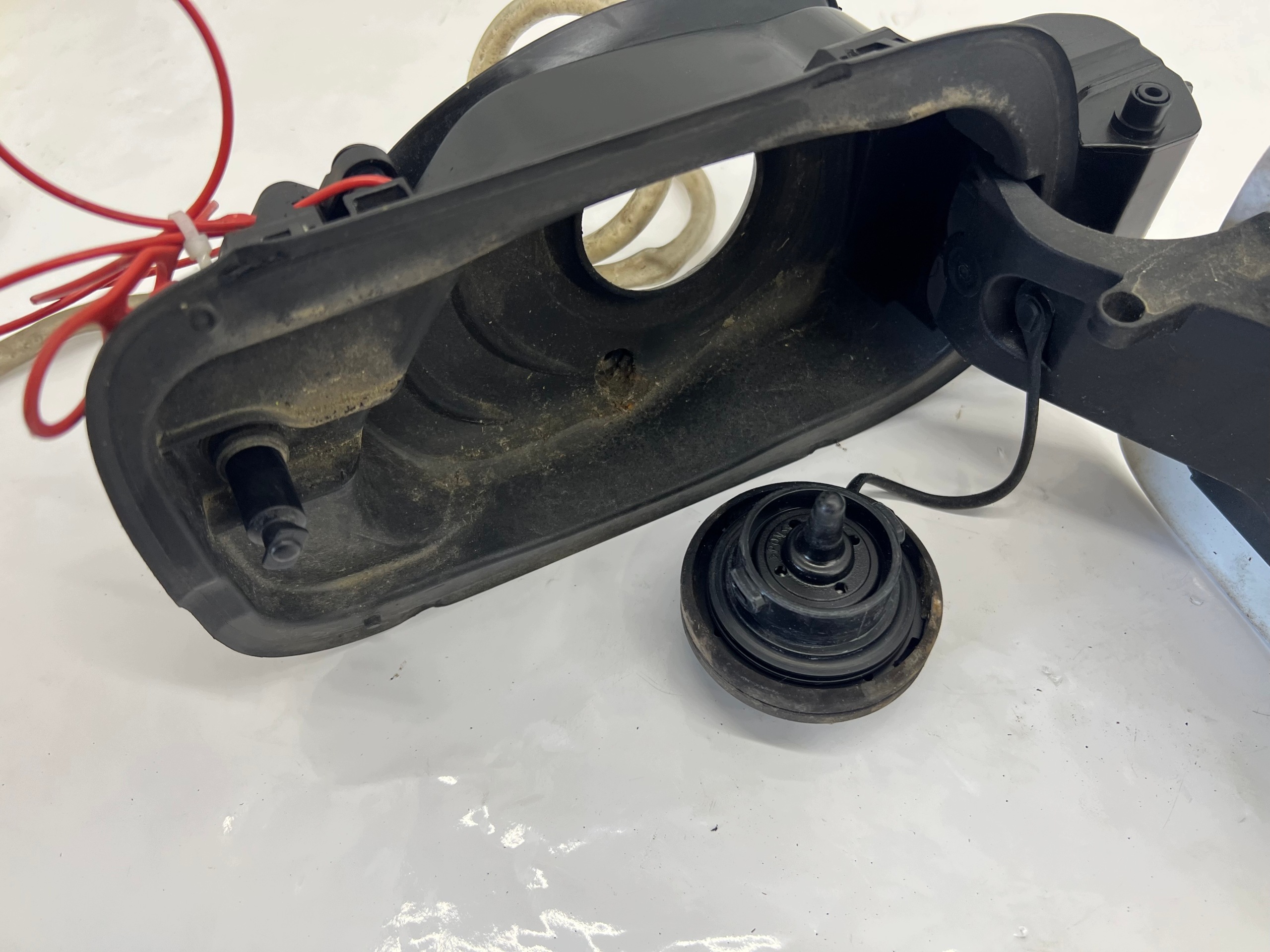 AUDI A4 B9 KLAPKA Tankklappe Dämpfer LY9C BIALY 8W0809906