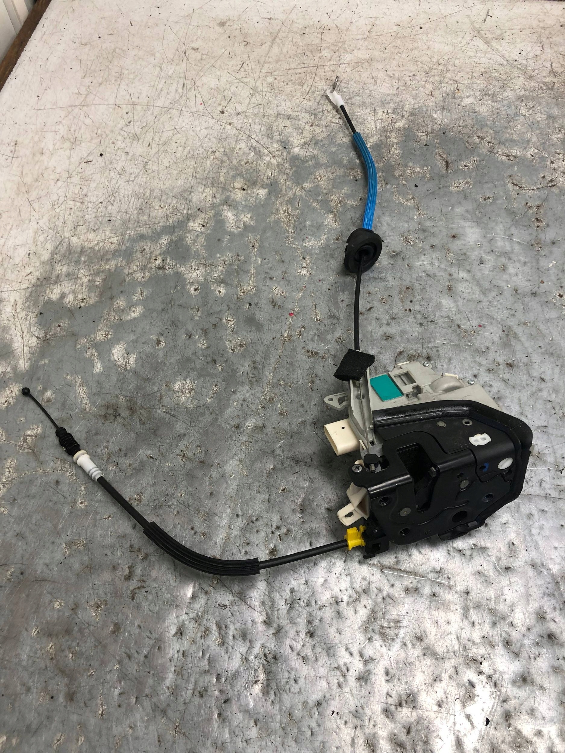 lock door right front AUDI A4 B8 LIFT sedan 8J1837016D