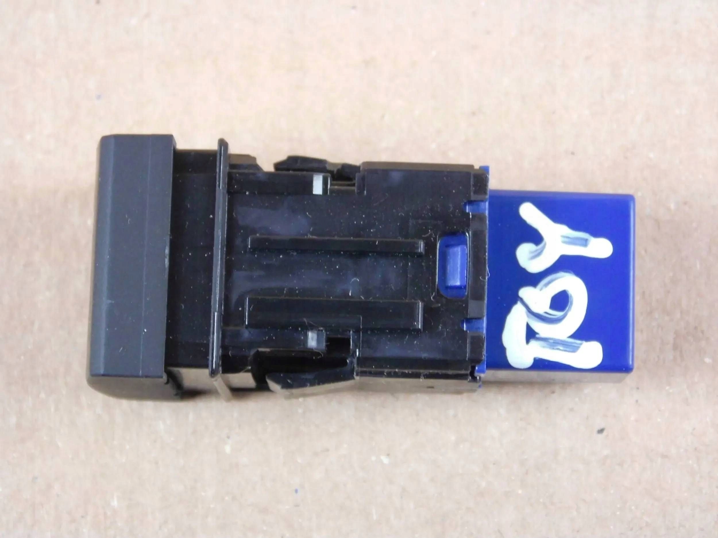 Toyota RAV4 V button switch grzania of the heating windows front