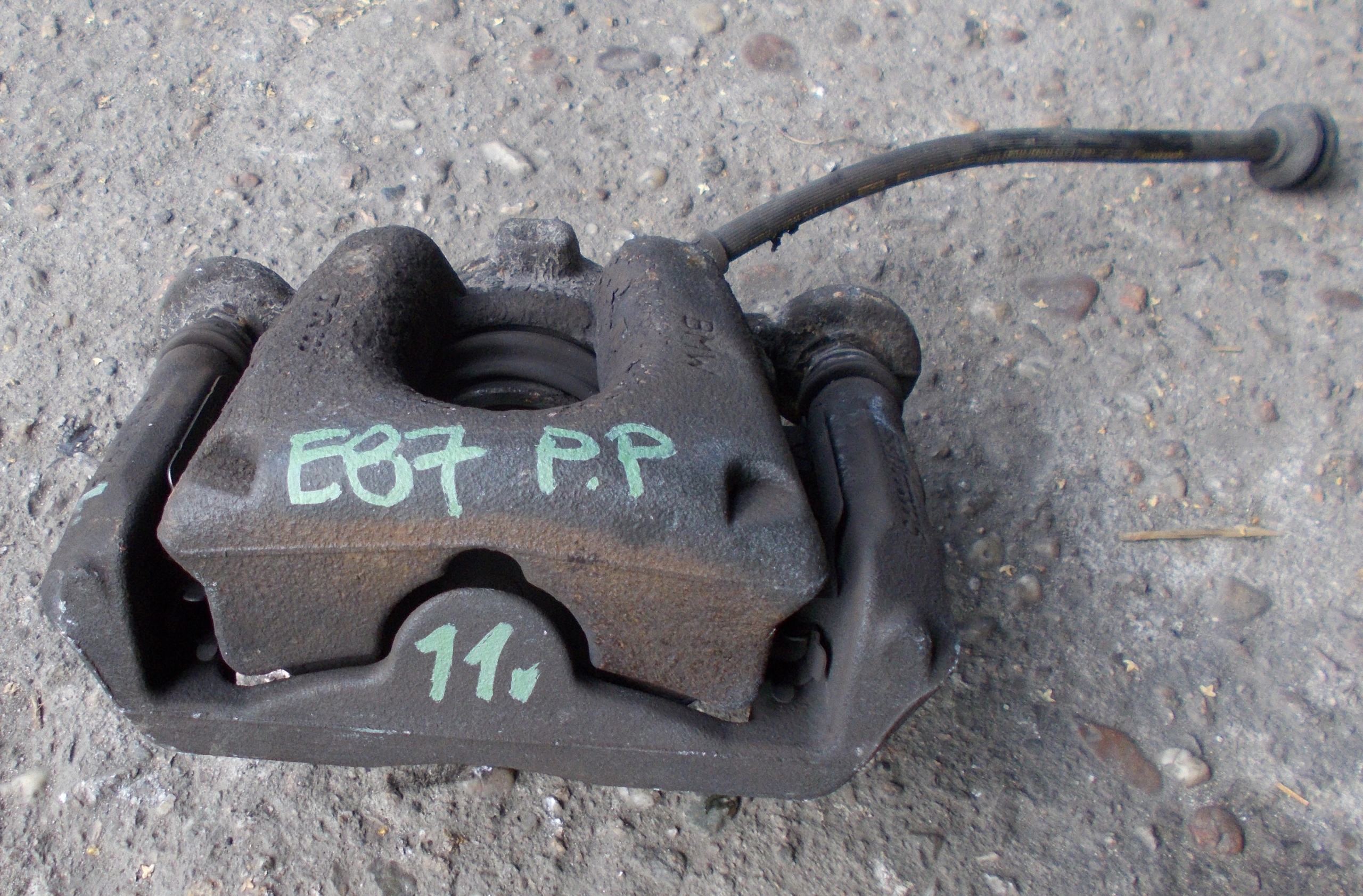 BMW E87 2.0 D 11R caliper right front
