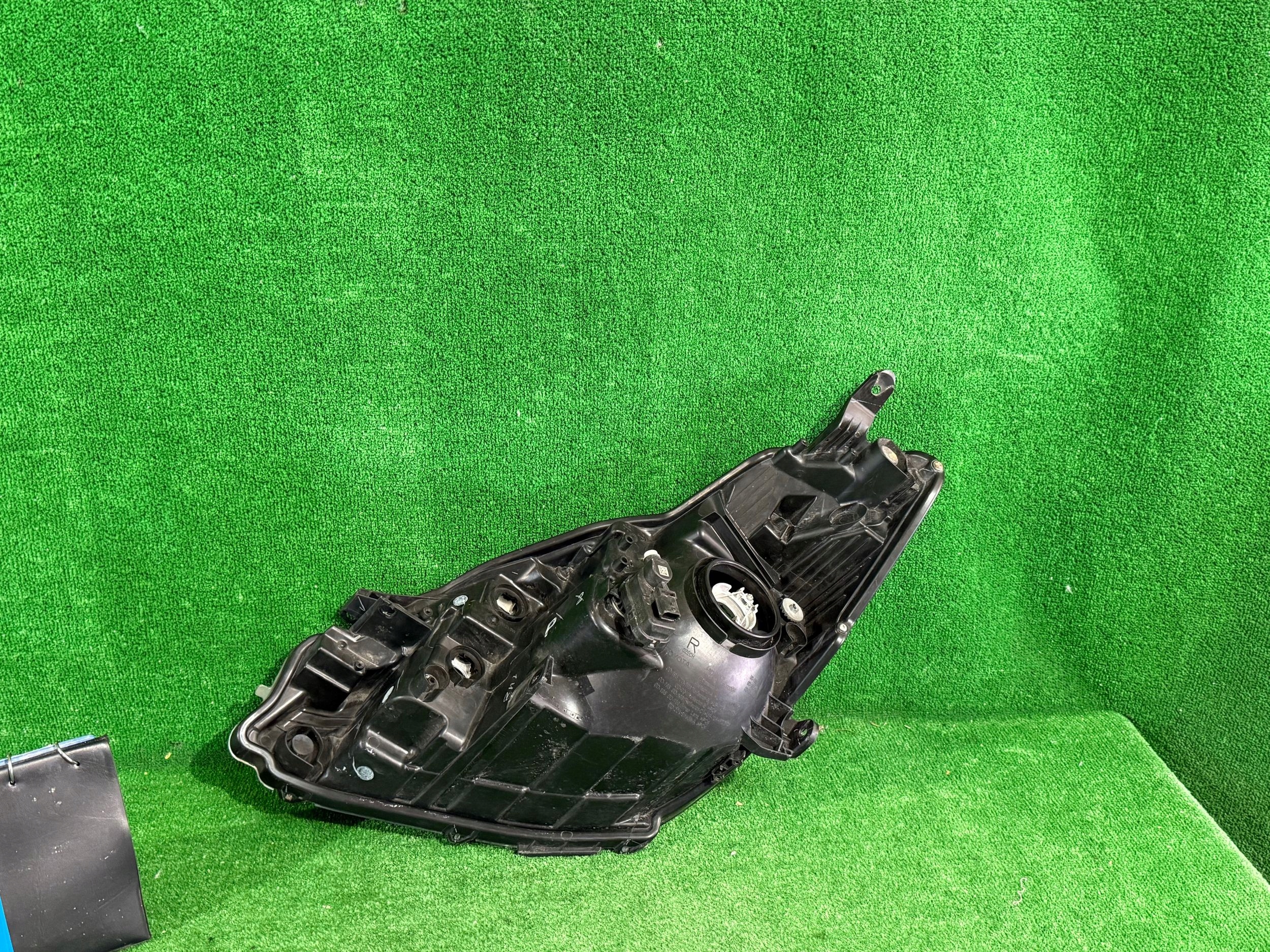 REFLEKTOR right TOYOTA YARIS III LIFT 17