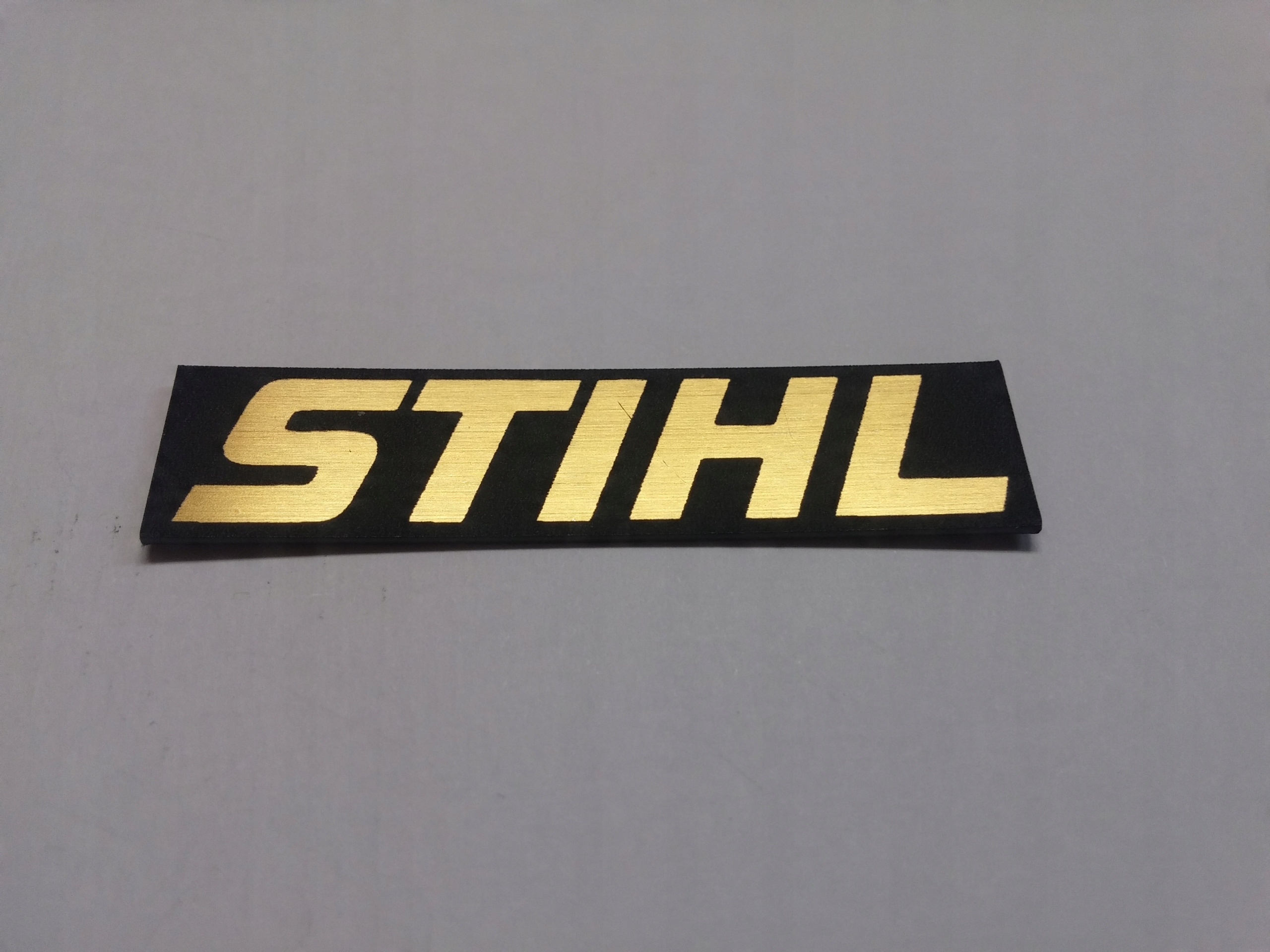 

Stihl naklejka emblemat 56 x 13 mm*ZŁOTA