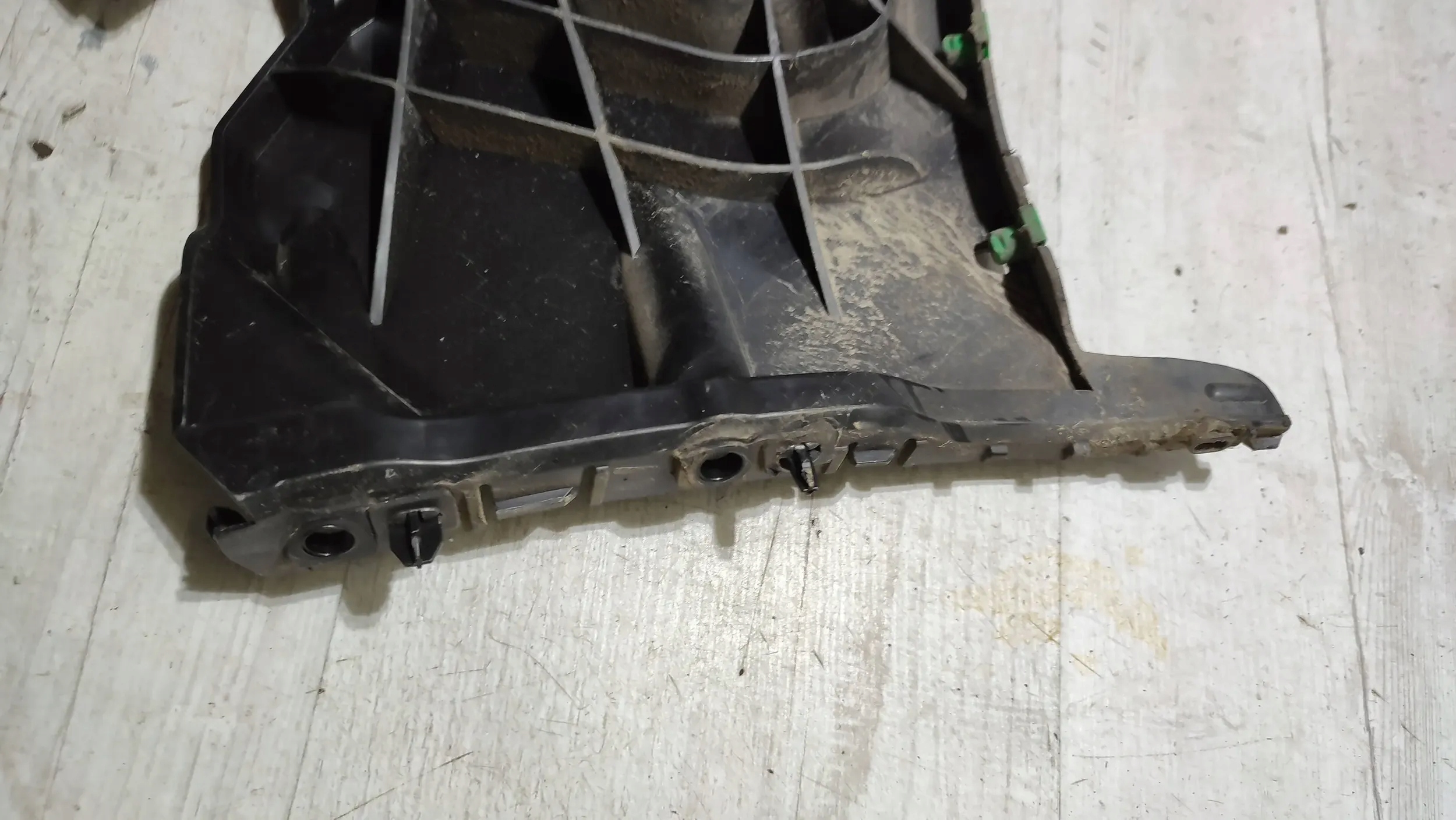 Volvo V40 II 2018r rear part side right Elementy mocujace bumper bracket