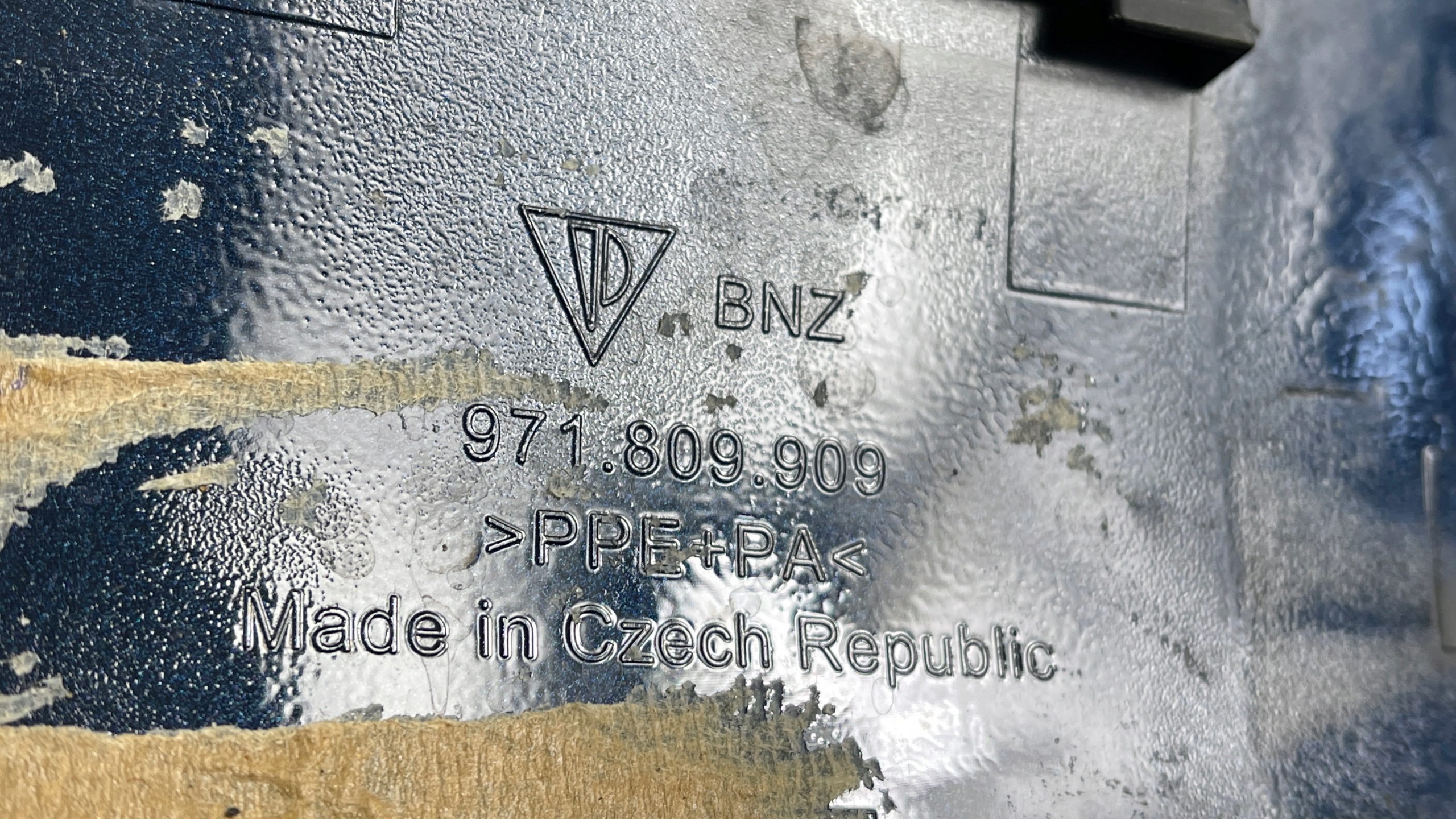 PORSCHE PANAMERA 971 KLAPKA WLEWU PALIWA Part number 971809909