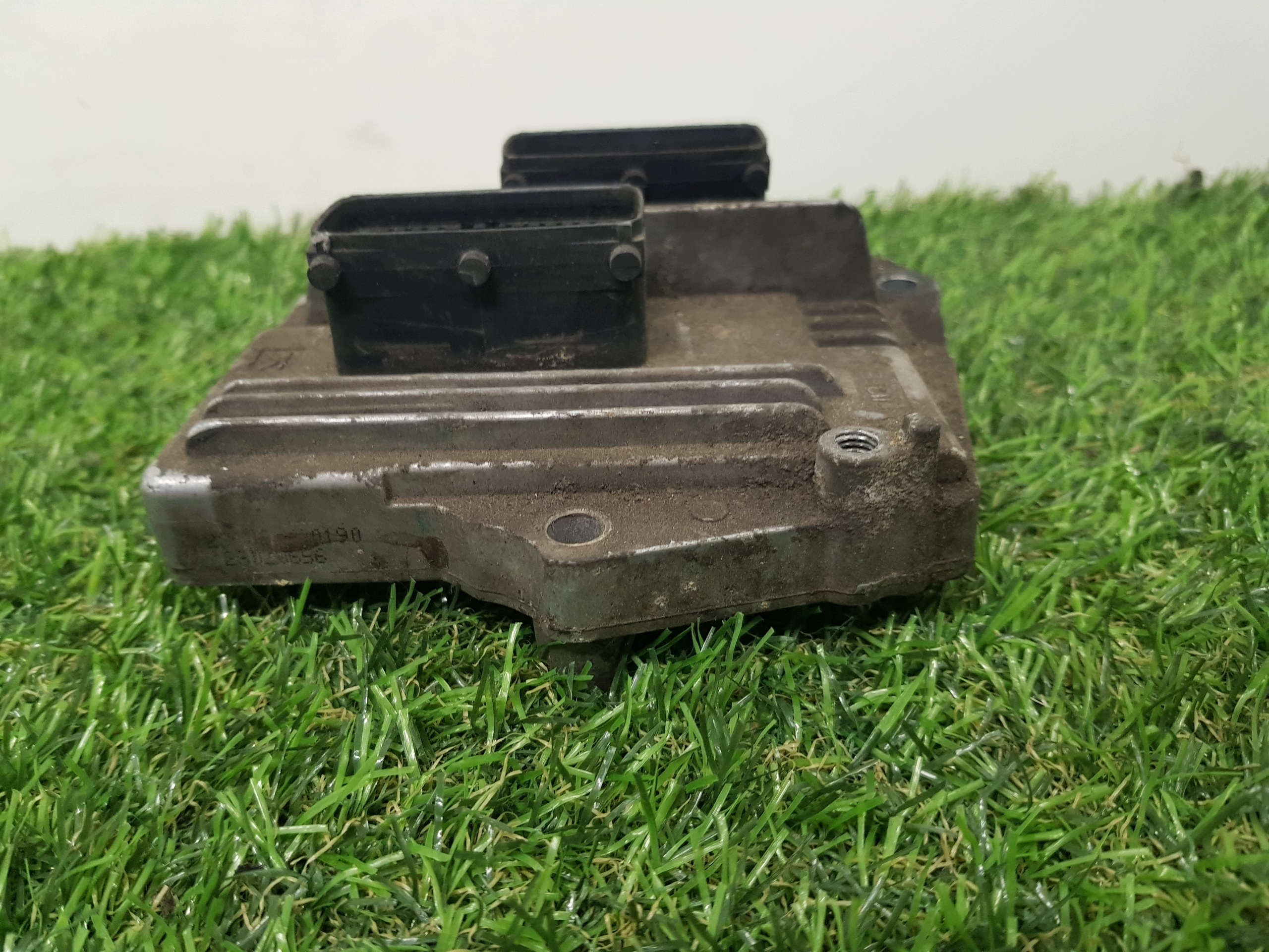 computer of the engine control unit OPEL ASTRA H 55561172