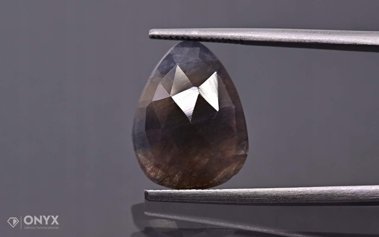 Safír fasetovaná nepravidelná rozeta 15,5x12 mm