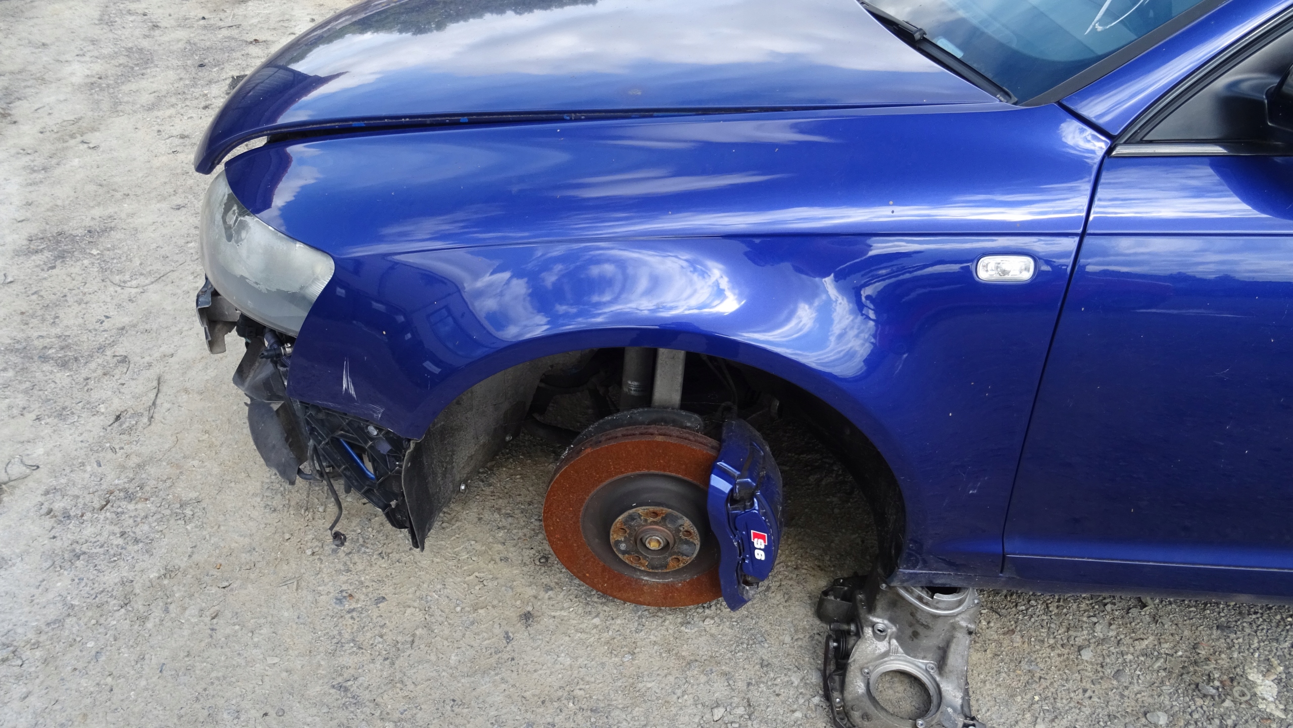 blatník levý AUDI S6 2006 LZ5F 4F0821103C