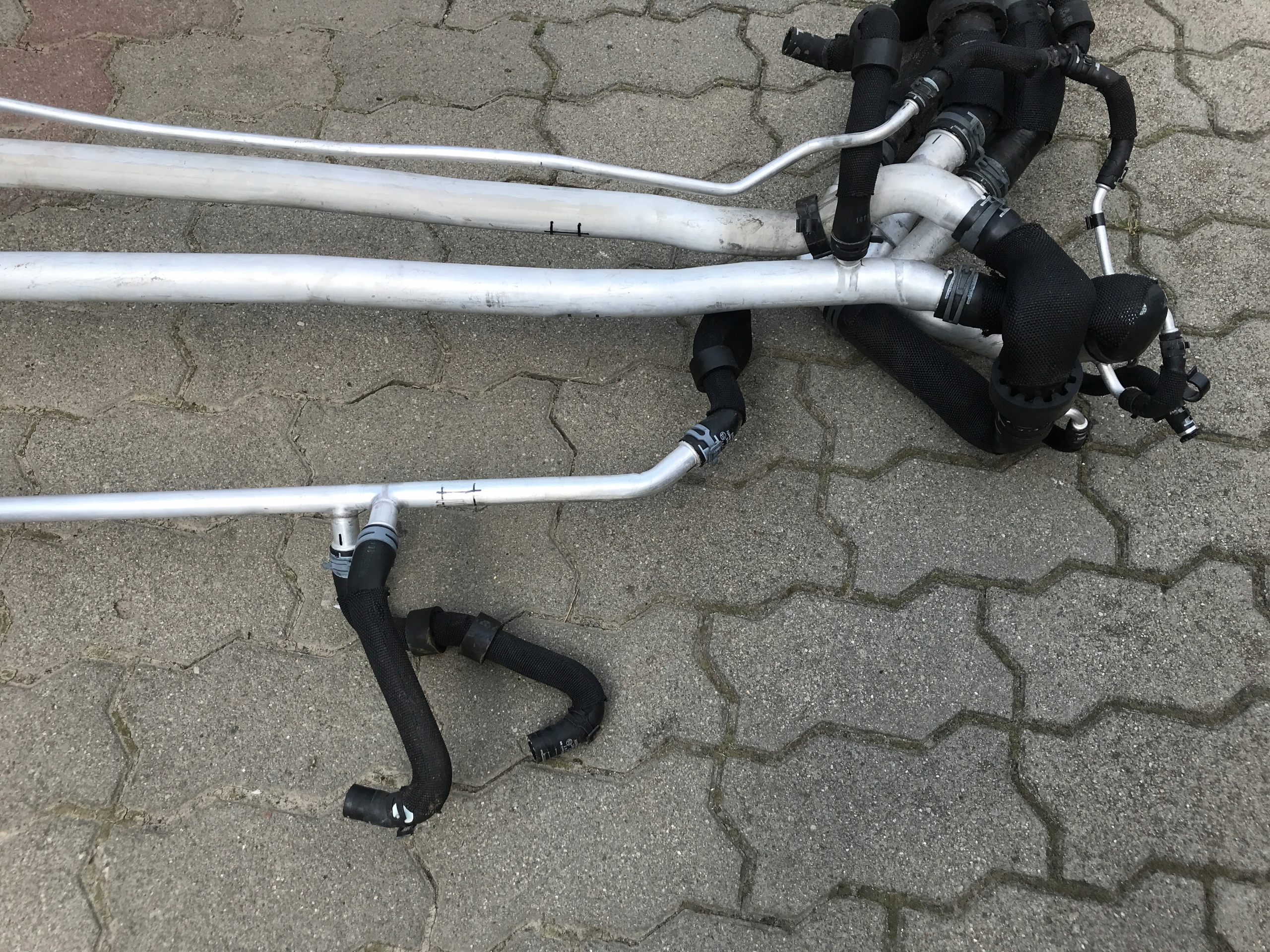 AUDI R8 5.2 cijev prijenos vode CIECZY 4S0819270D