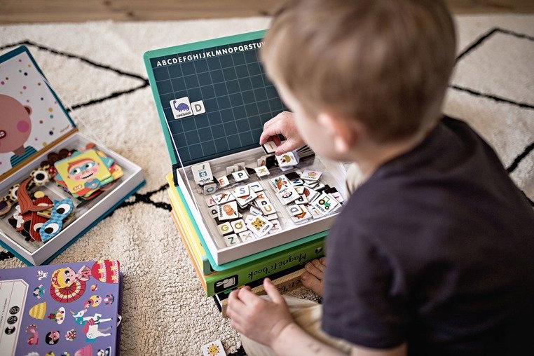 Magnetyczna Układanka MAGNETIBOOK Alfabet Janod Liczba elementów 130 szt.
