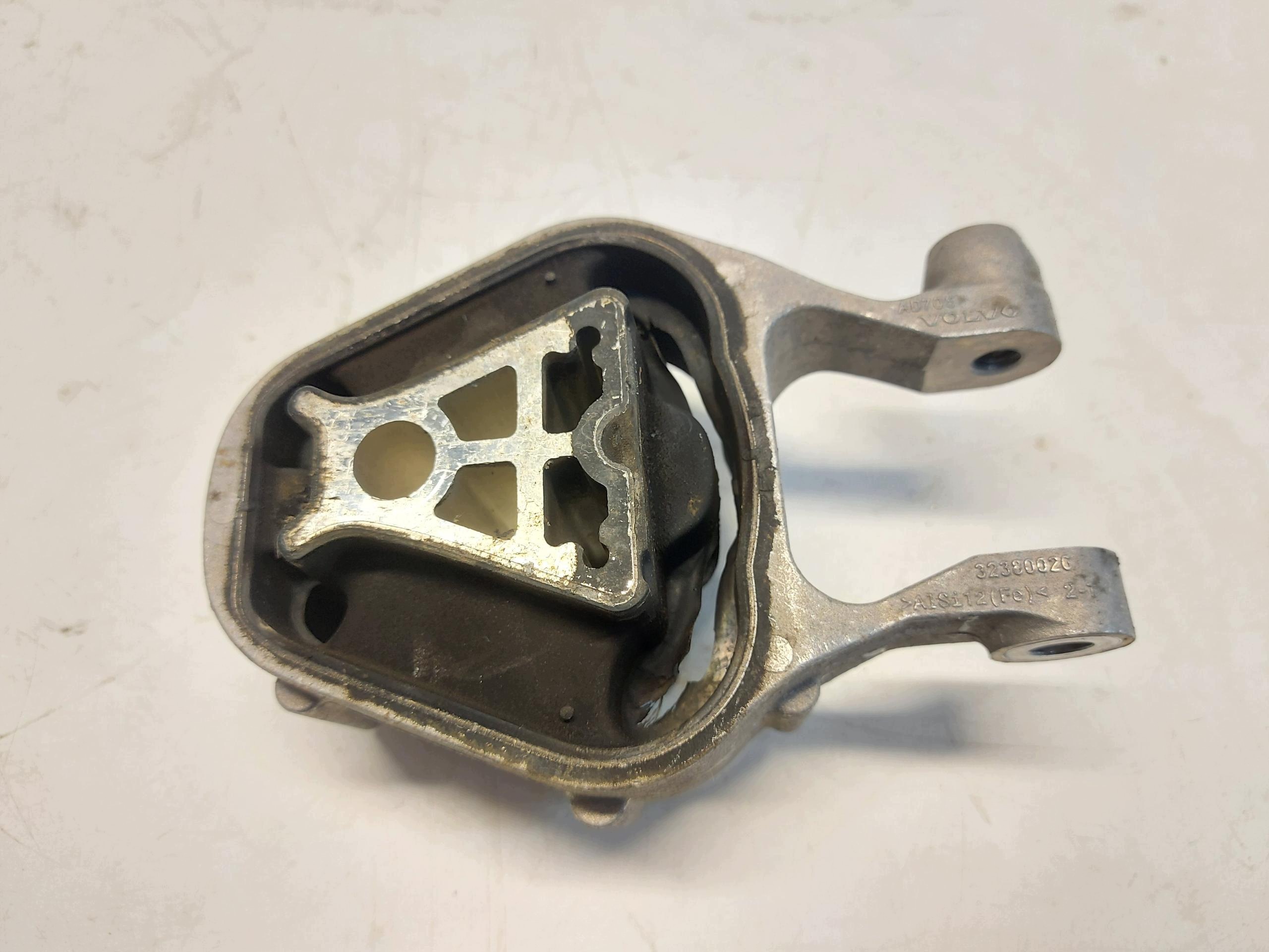 VOLVO XC40 LIFT engine mount rear part 32380026
