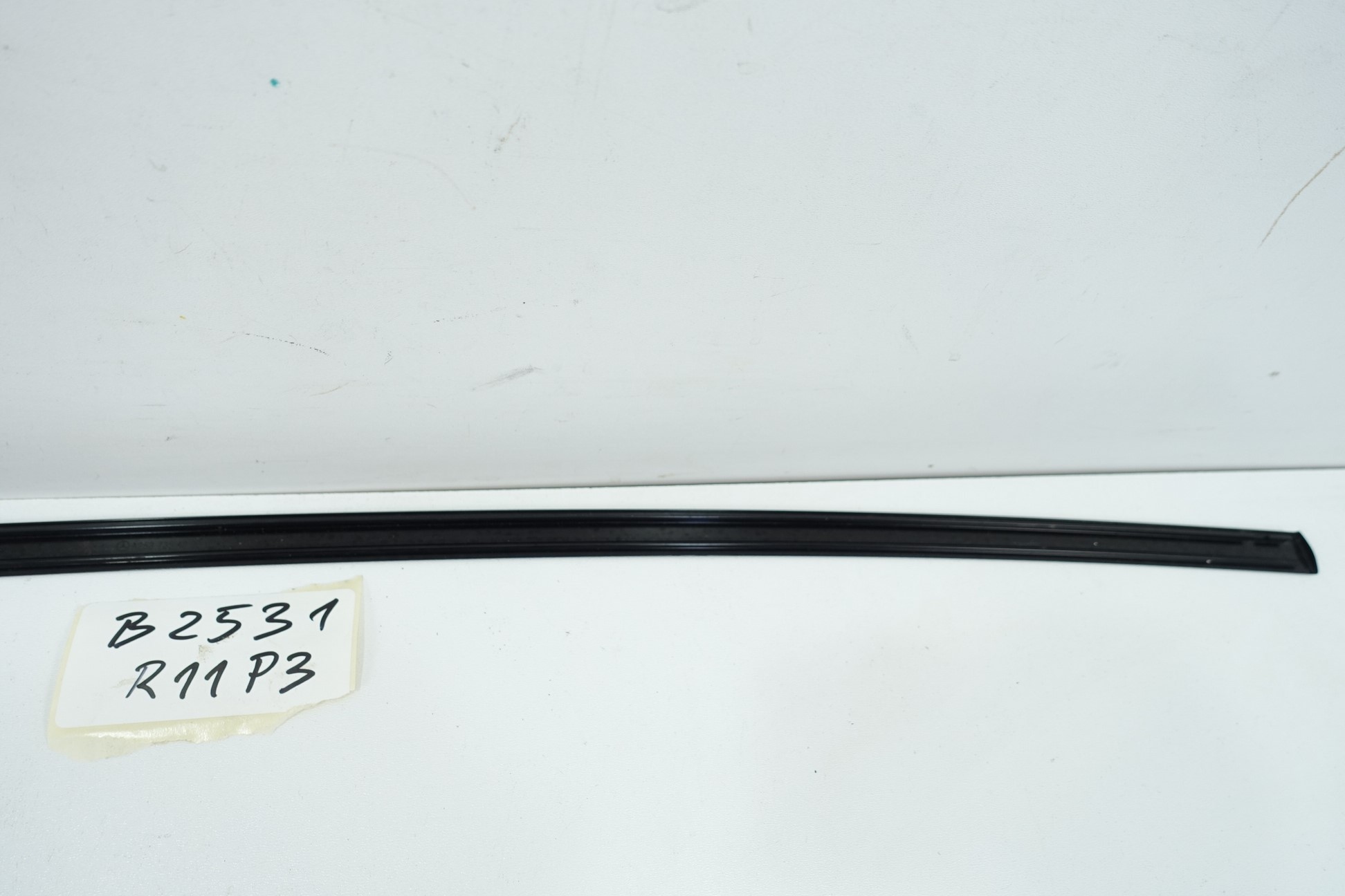 LISTWA DACHOWA SZYBY LEWY TYL MERCEDES GLC W253 Color needs painting