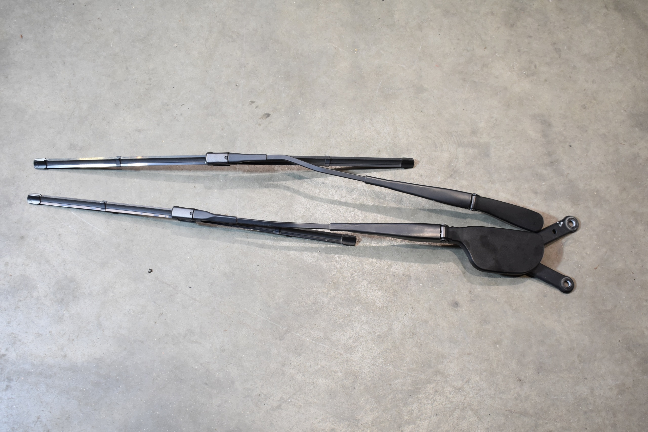IDEALNE wiper arms MERCEDES GLS X167 1