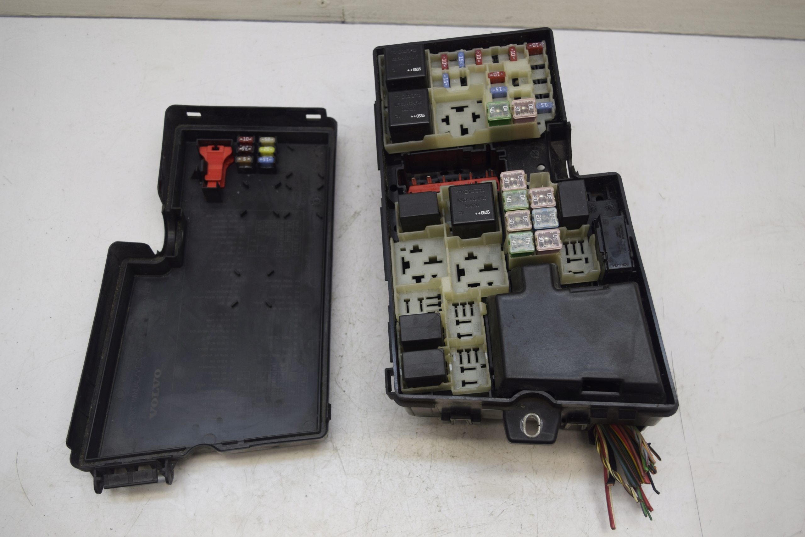 VOLVO V50 1.8 BENZYNA SKRZYNKA BEZPIECZNIKÓW Producent części Volvo OE