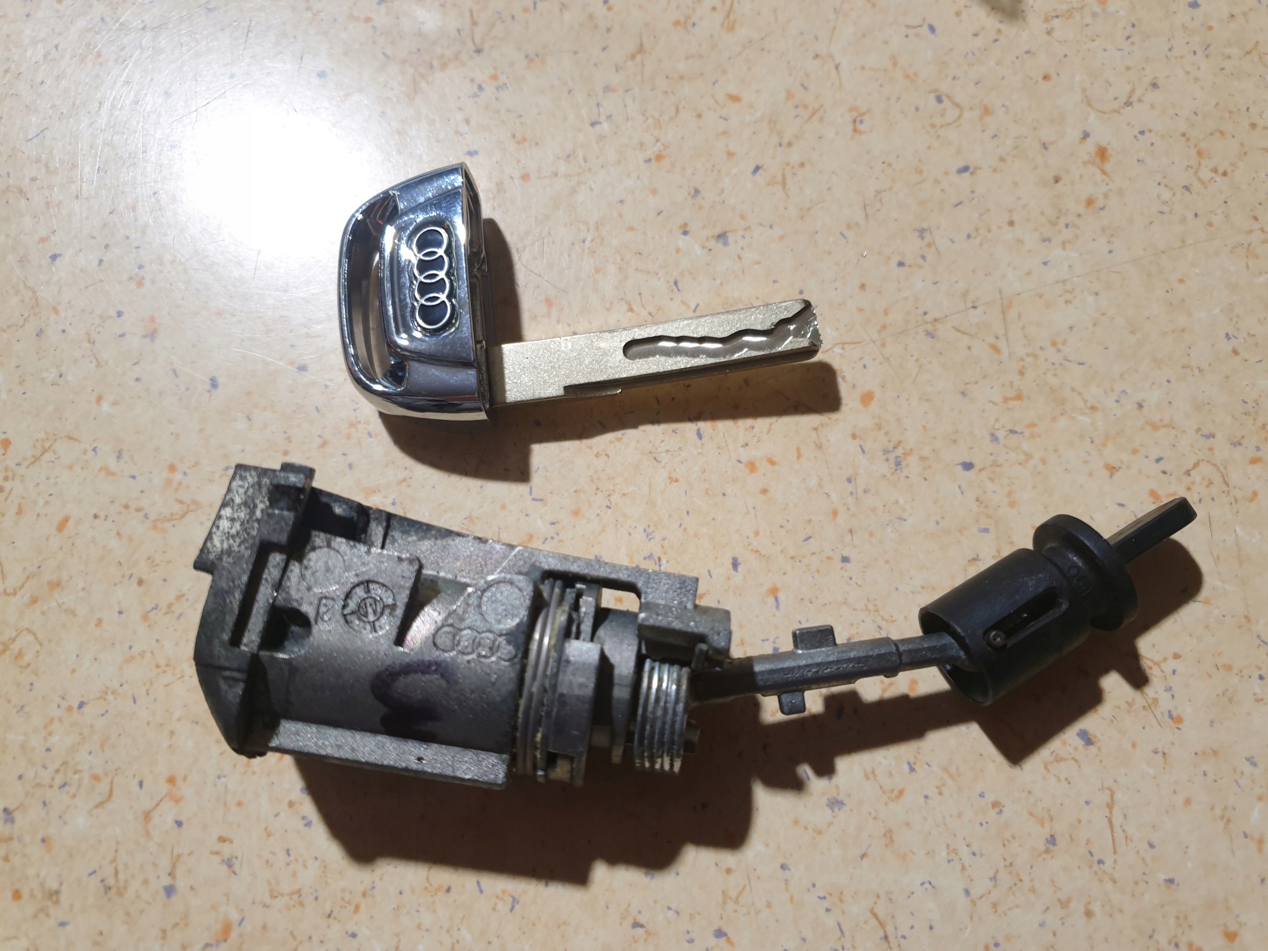 lock cylinder DO door lock key AUDI A4 B8 A5 2008