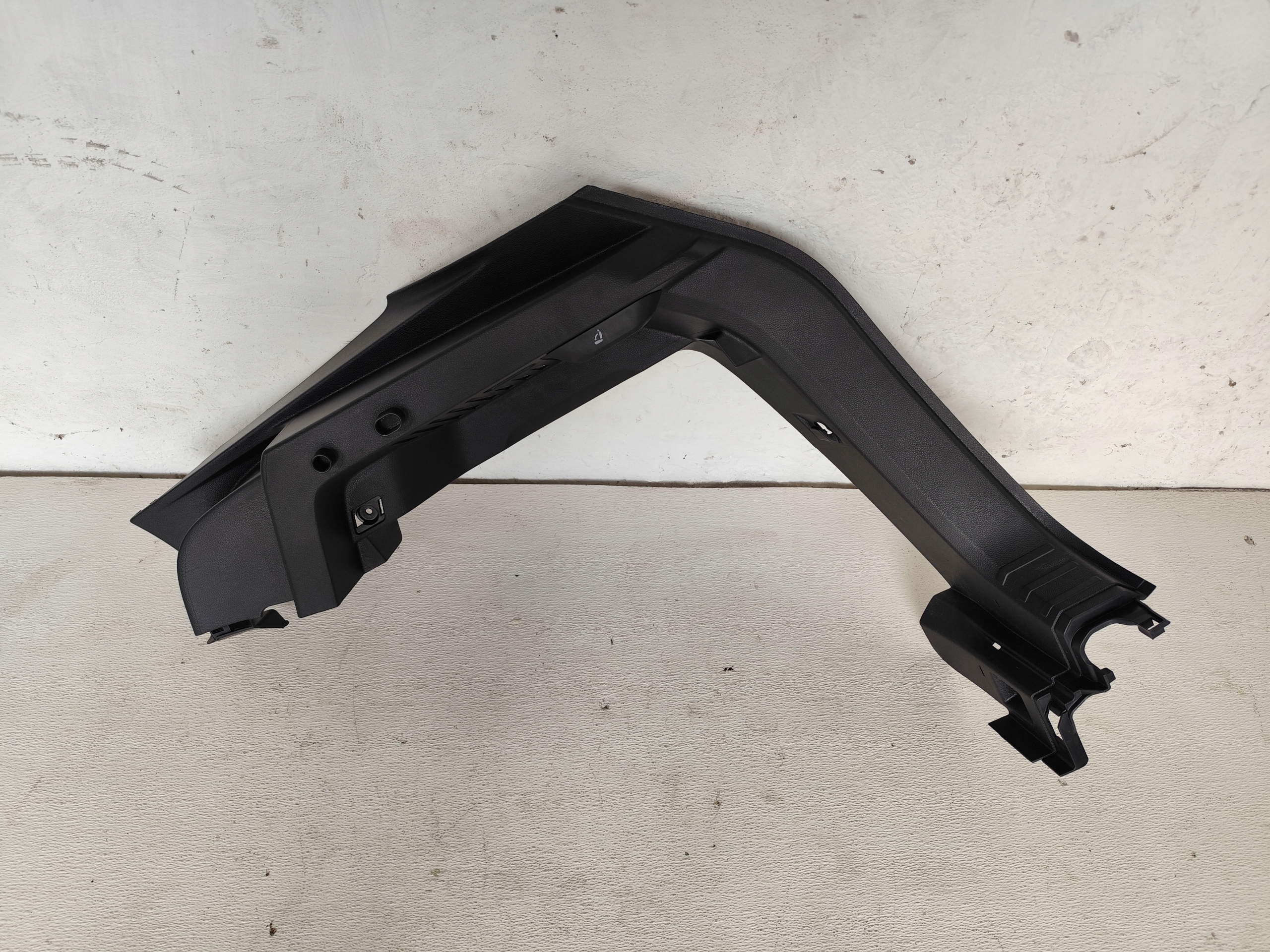 SKODA KAROQ 2024 boot upholstery right