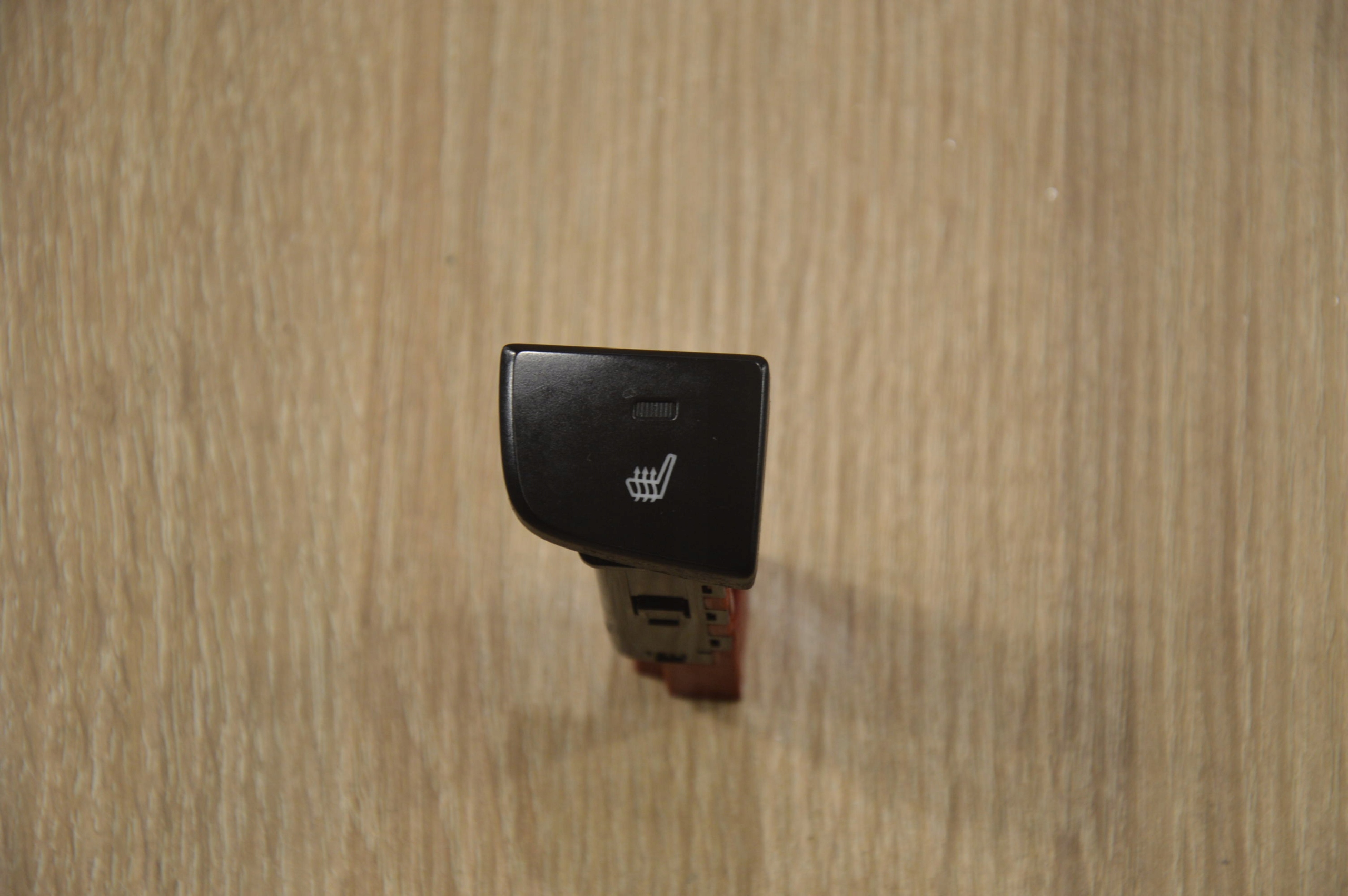 PRZEŁĄCZNIK PODGRZEWANIA FOTELA LEWY CAPTIVA LIFT