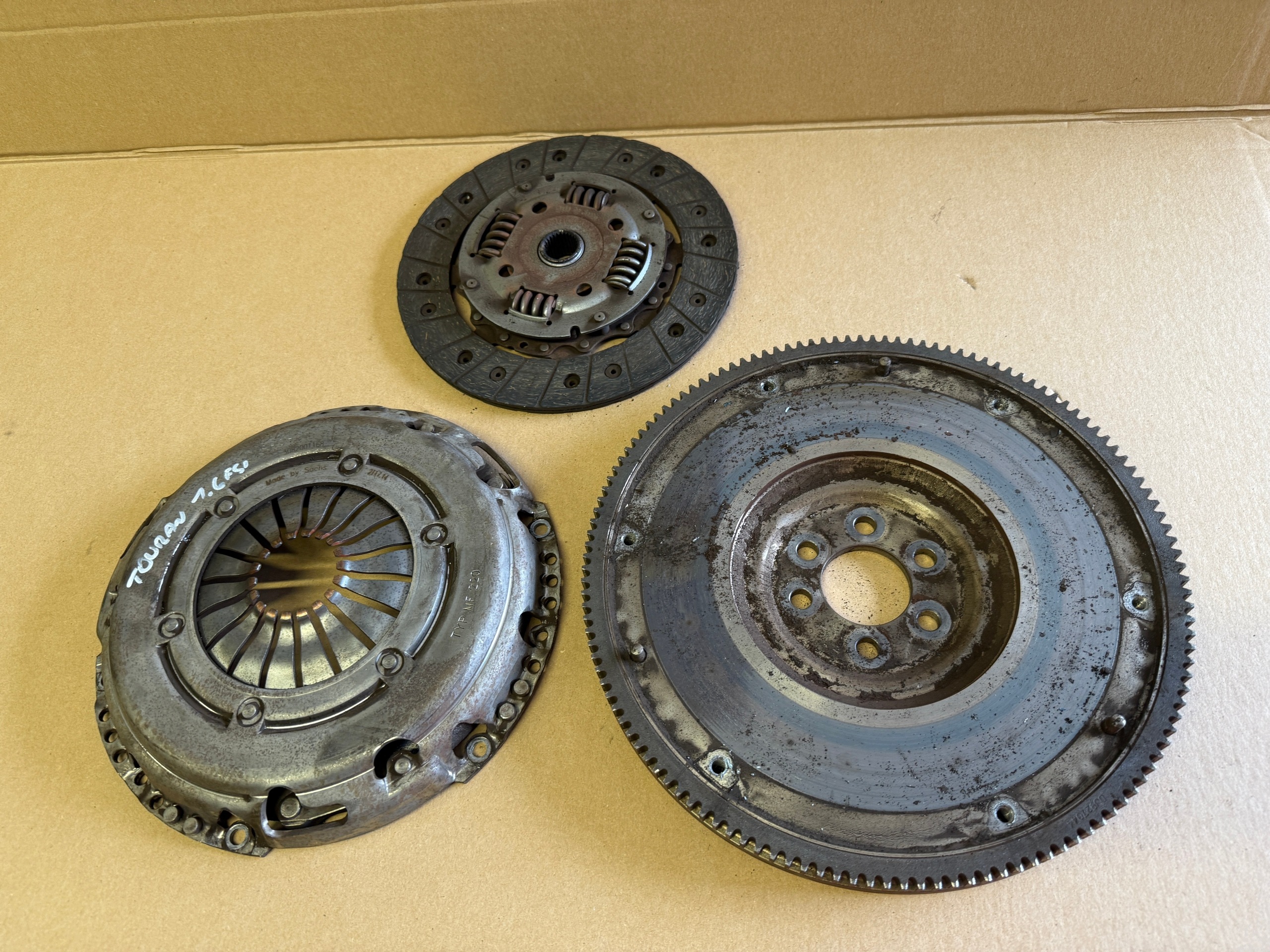 VW TOURAN CADDY GOLF V 1.6 FSI Embrayage de pression Disque Complets 030105271M