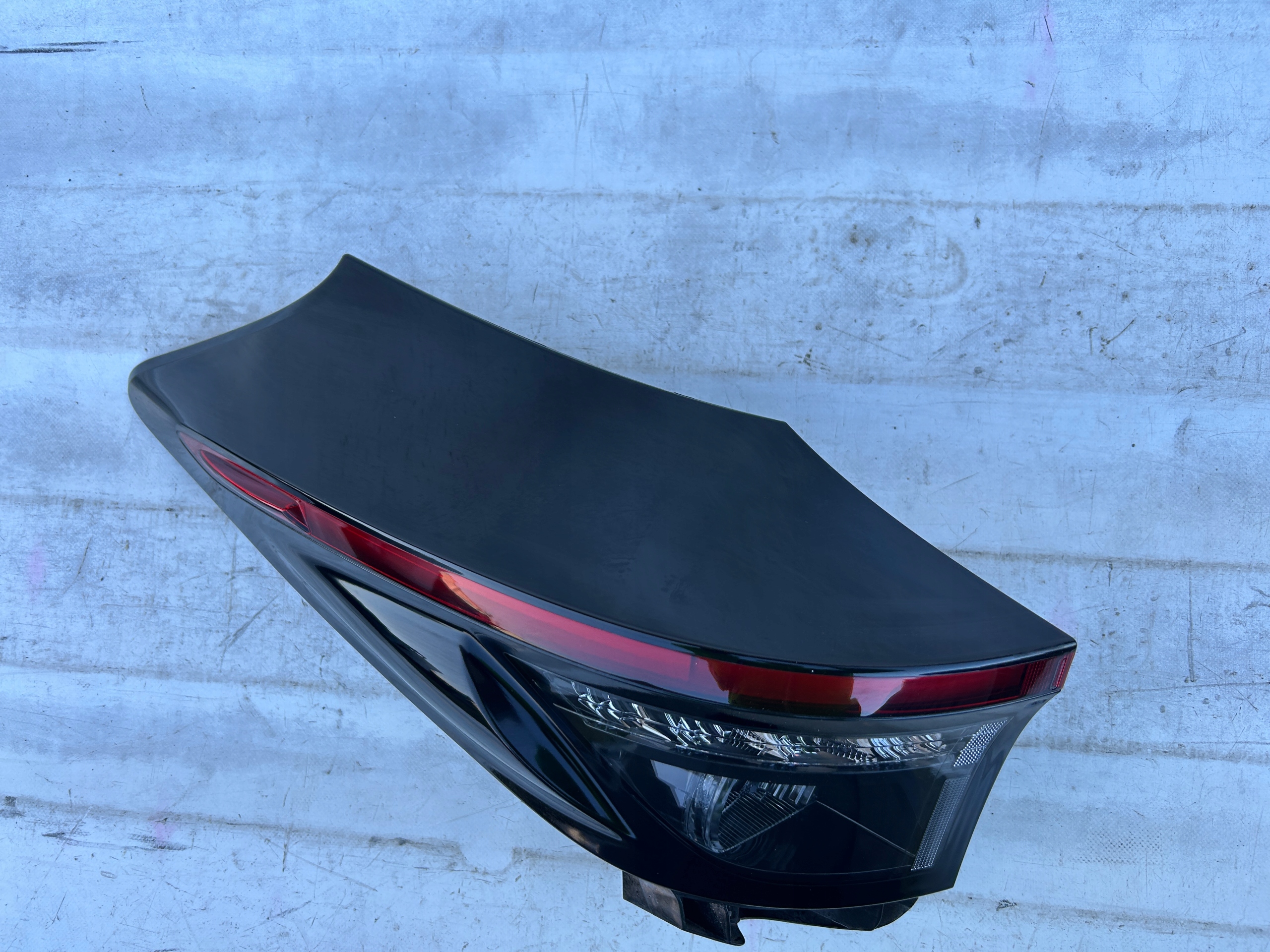 TOYOTA YARIS CROSS LAMPA LEWA TYŁ LED 81560-0DE20 ORYGINAŁ Typ samochodu 4x4/SUV Samochody osobowe