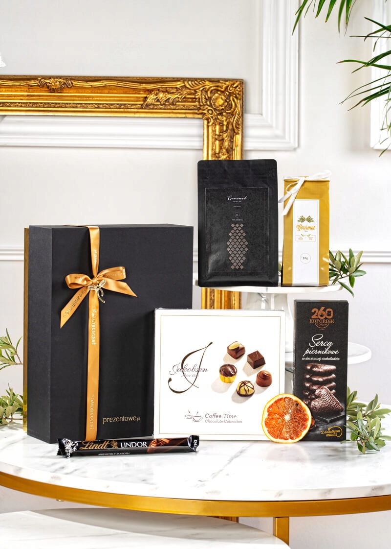 Levně Dárkový koš se sladkostmi a čajem M05