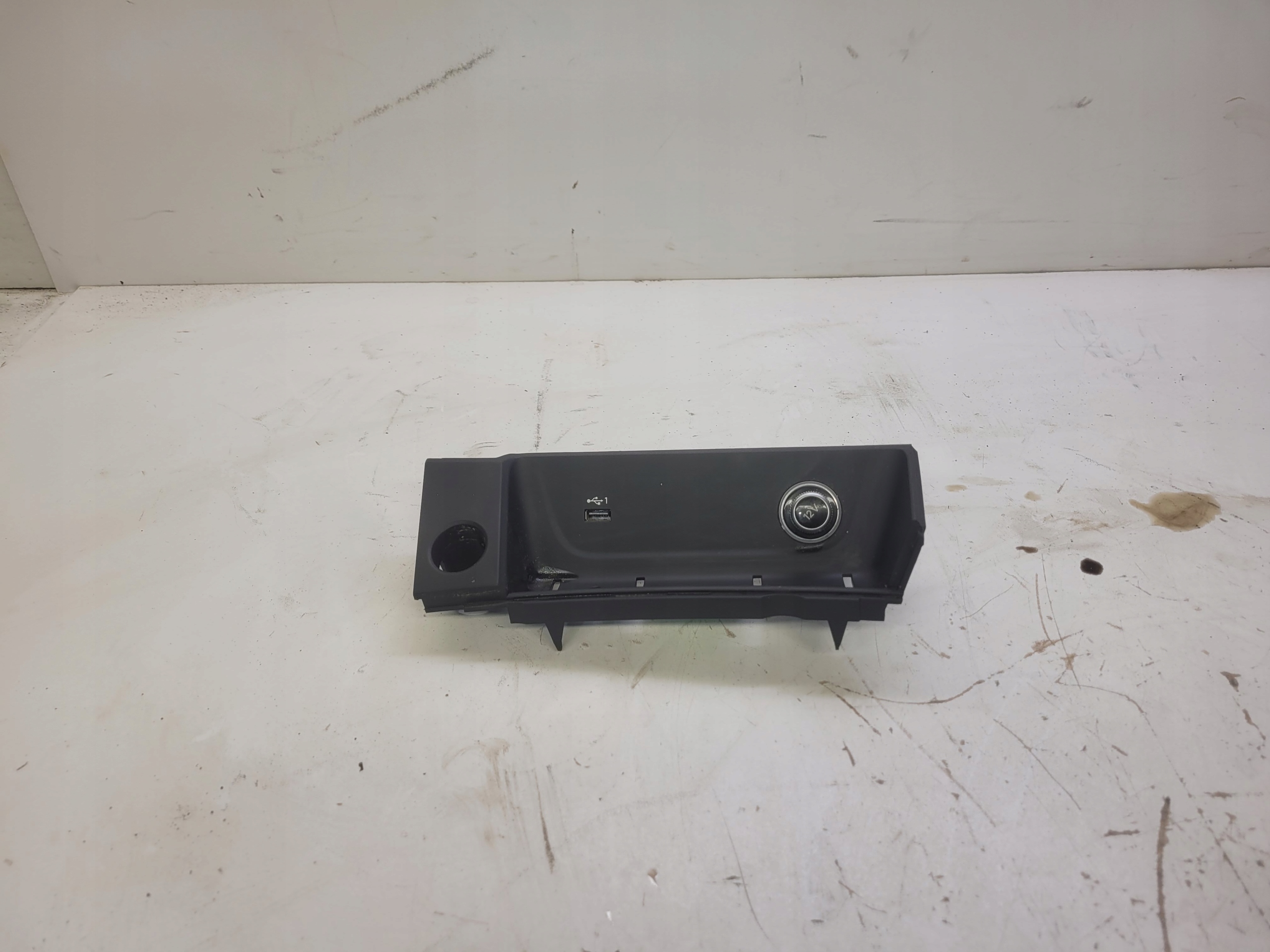 полка консоль средняя Audi A4 B9 A5 8W1864131C